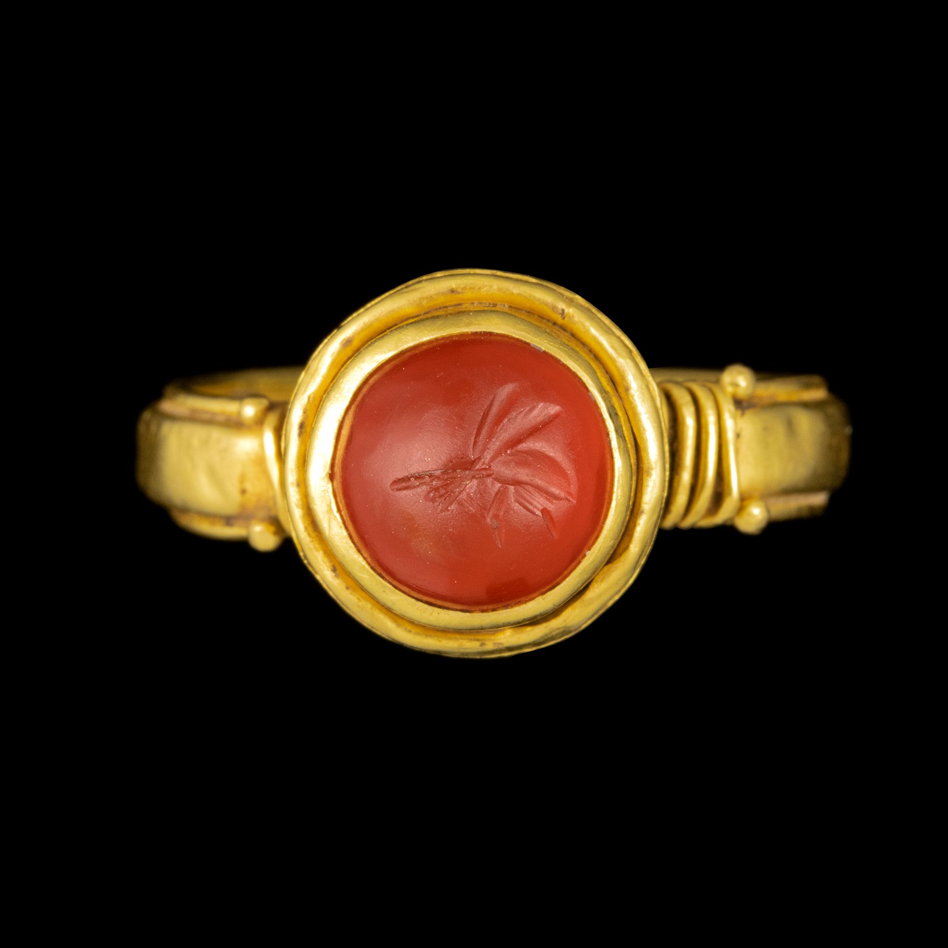 Null *ROMAN RING
gold, set with a cabochon intaglio on carnelian. Flying ant. 
T&hellip;