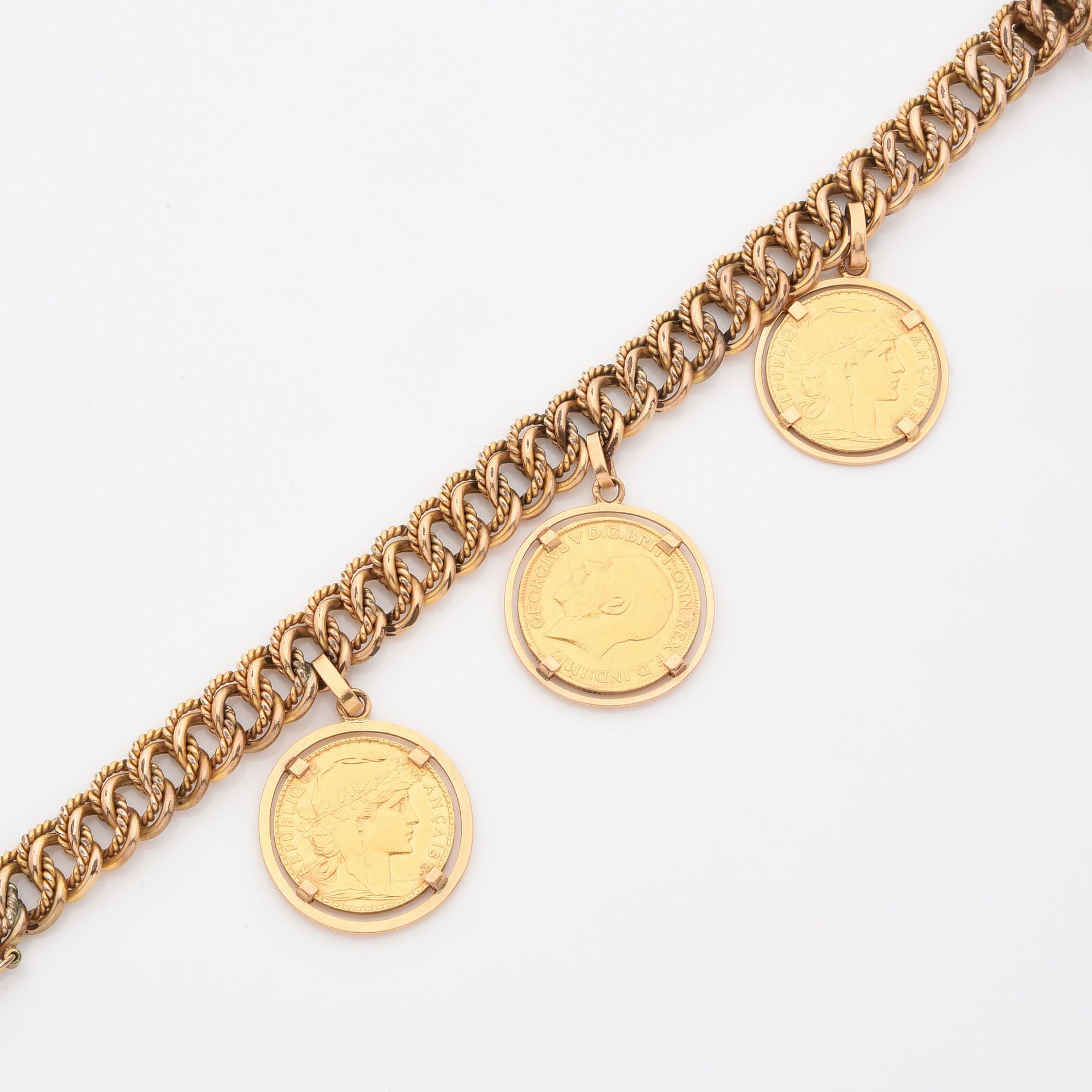 Null 手镯美食家
黄金，在一个黄金镂空的圆圈中拿着三枚黄金硬币（两枚20法郎的硬币和一枚乔治五世的主权）。 
毛重：48.7克（9k手镯和18k奖章）。
一&hellip;