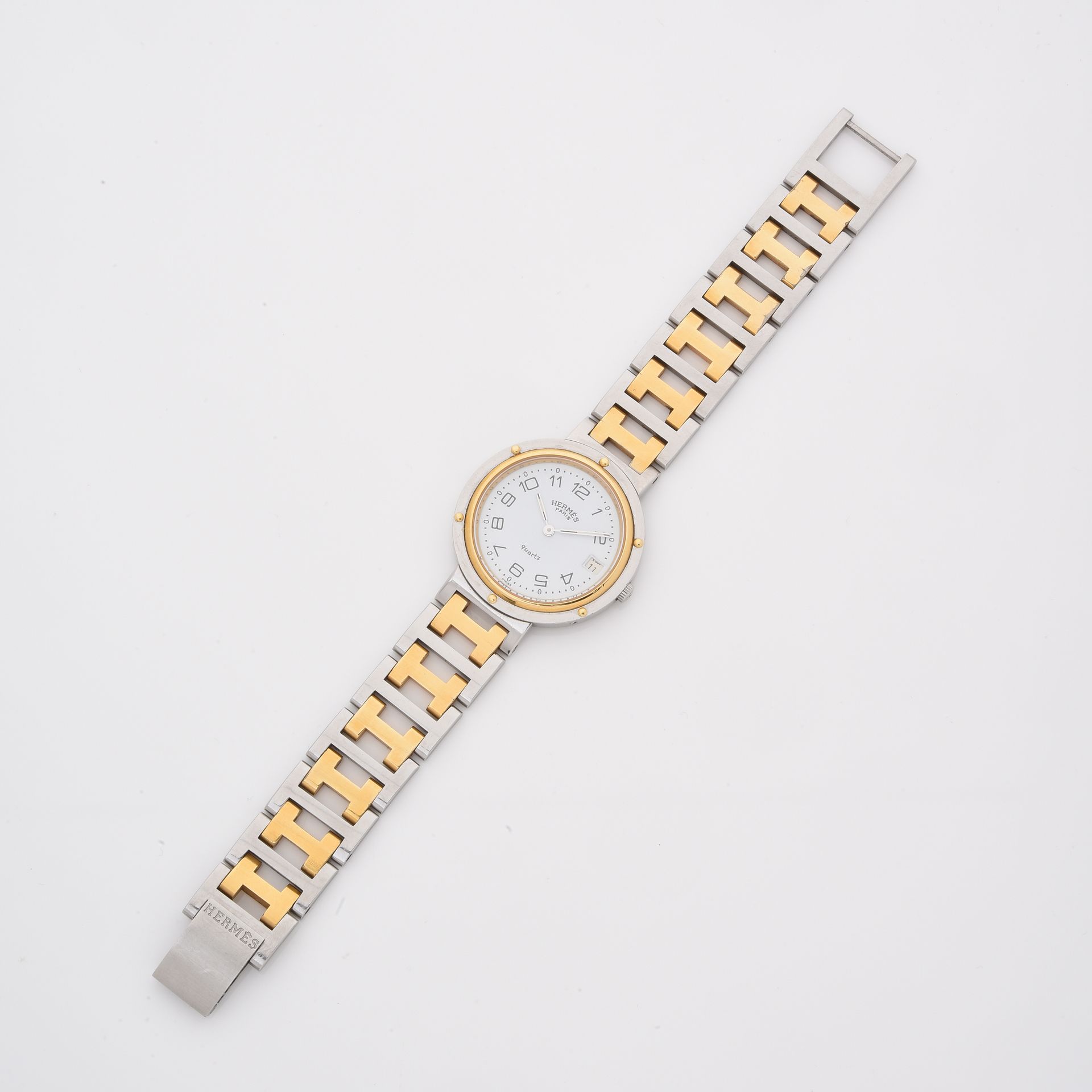 Null HERMES 
MONTRE BRACELET
en acier de deux tons, cadran rond, index chiffres &hellip;