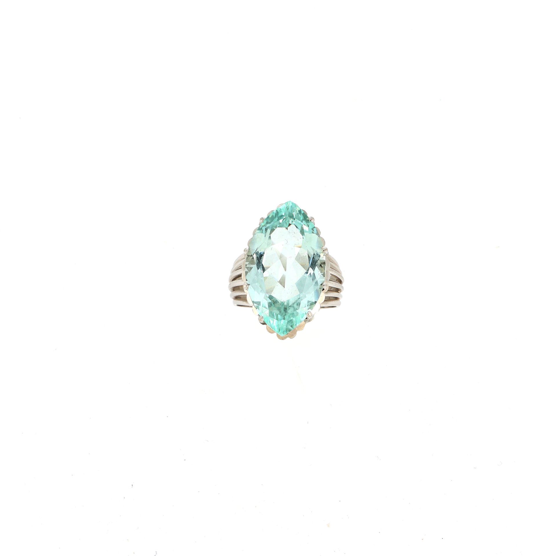 Null 戒指
白金线，镶嵌着一颗侯爵式切割的海蓝宝石。
一枚海蓝宝石和18K金戒指。

RC。 
TDD：54-55，US：7（稍有变化）。
重量：10,56&hellip;