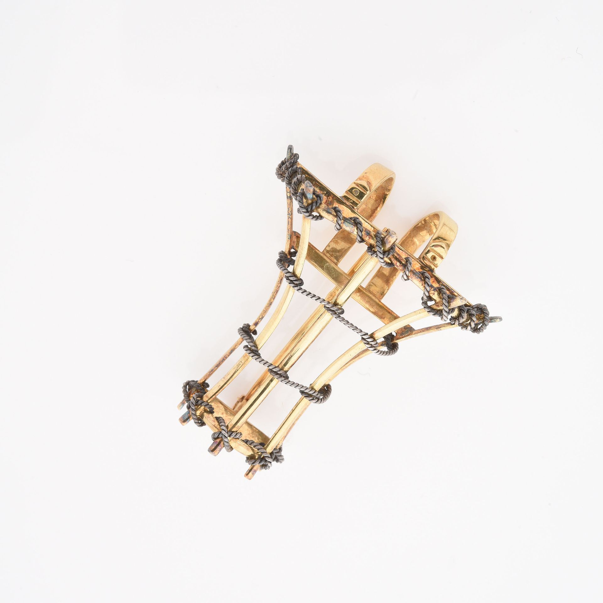 Null BASKET BROOCH
in yellow gold and silver threads. 
Weight : 8,3 g (18k - 750&hellip;