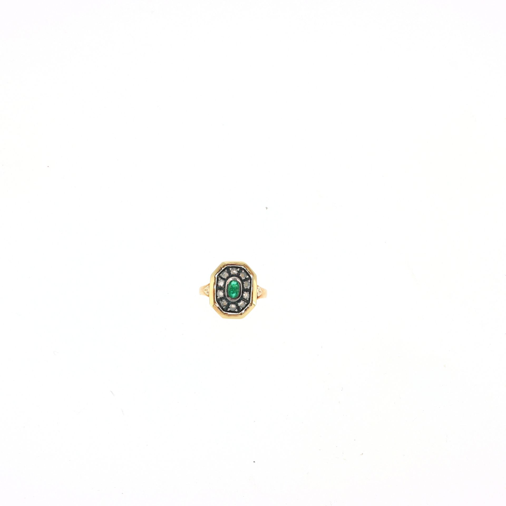 Null 戒指 
黄金，八角形的银篮子上镶嵌着小台钻，中心是一颗椭圆形的绿宝石。
绿宝石，18K金和银戒指。

RC。 
TDD：56；US：7.5（可改变）。&hellip;