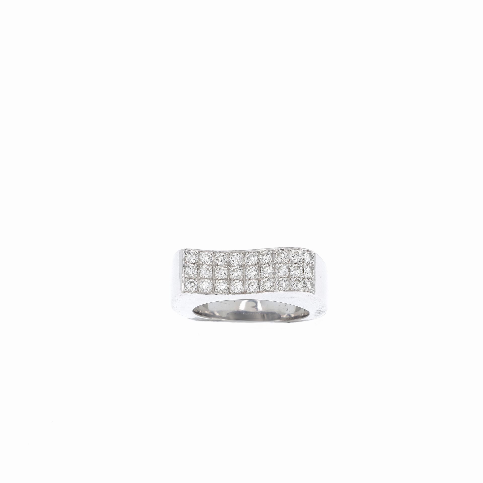 Null WAVE RING
in white gold, paved with three rows of round diamonds. 
TDD : 55&hellip;