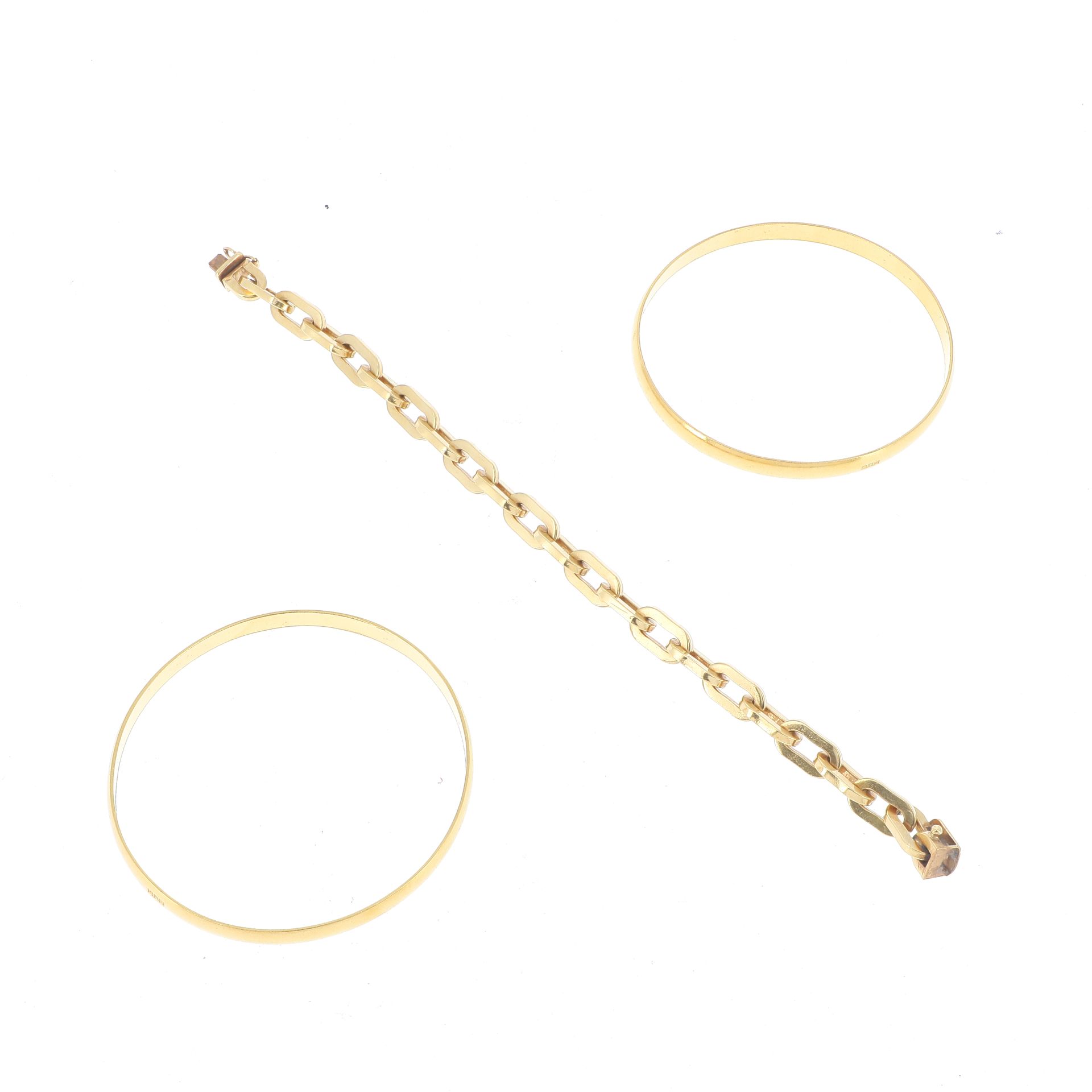 Null LOT
en or jaune, comprenant : 
- deux bracelet jonc 
- un bracelet à maillo&hellip;