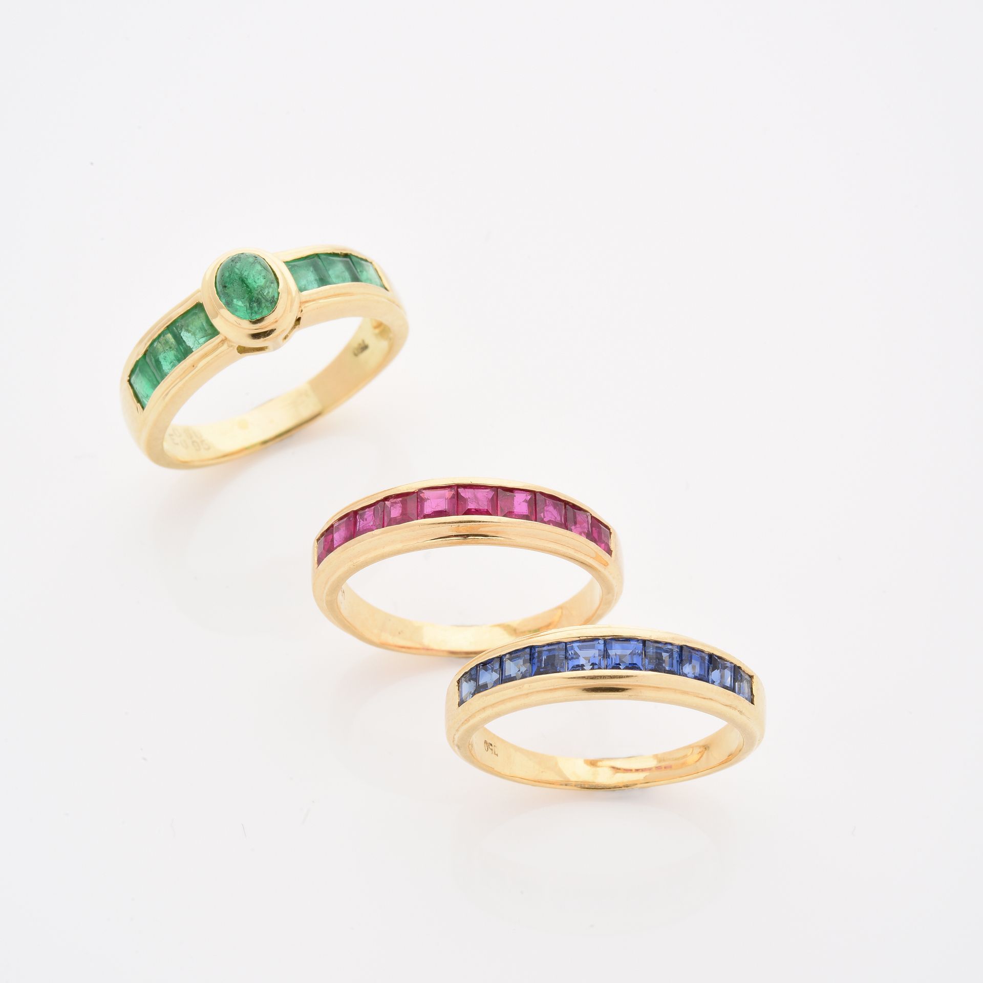 Null 一套三枚戒指 
黃金，一個鑲有藍寶石，另一個鑲有紅寶石，第三個鑲有綠寶石，中心有凸面綠寶石。 
一套由三个18K金戒指组成，镶嵌蓝宝石、祖母绿或红宝石&hellip;