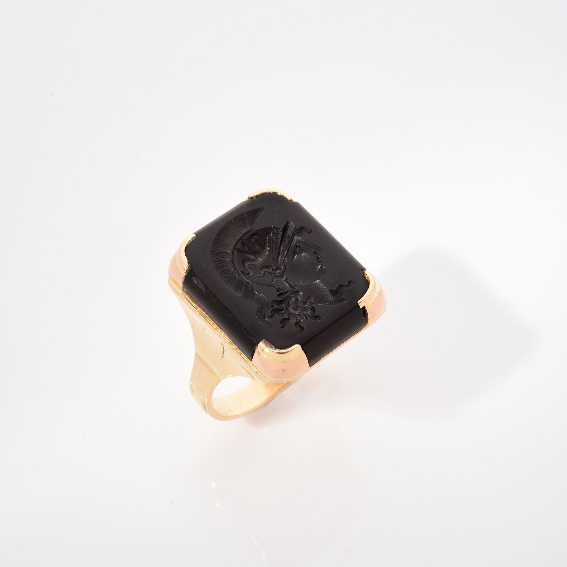Null RING
yellow gold, set with an intaglio of Athena on onyx.
An onyx and 18k g&hellip;