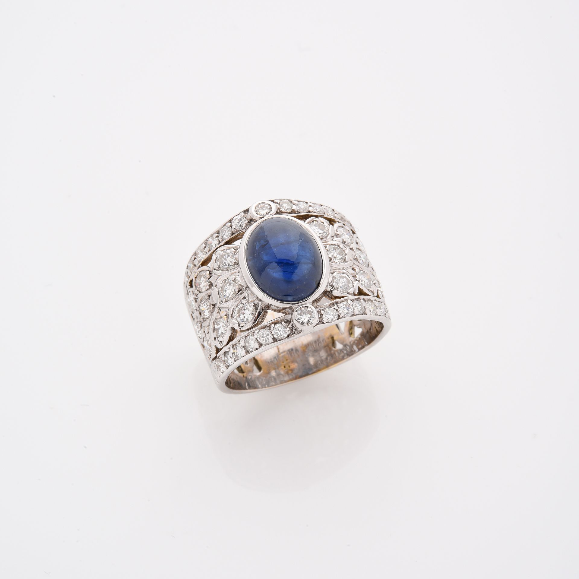 Null JONC RING
in openwork white gold, set with a sapphire cabochon, with round &hellip;