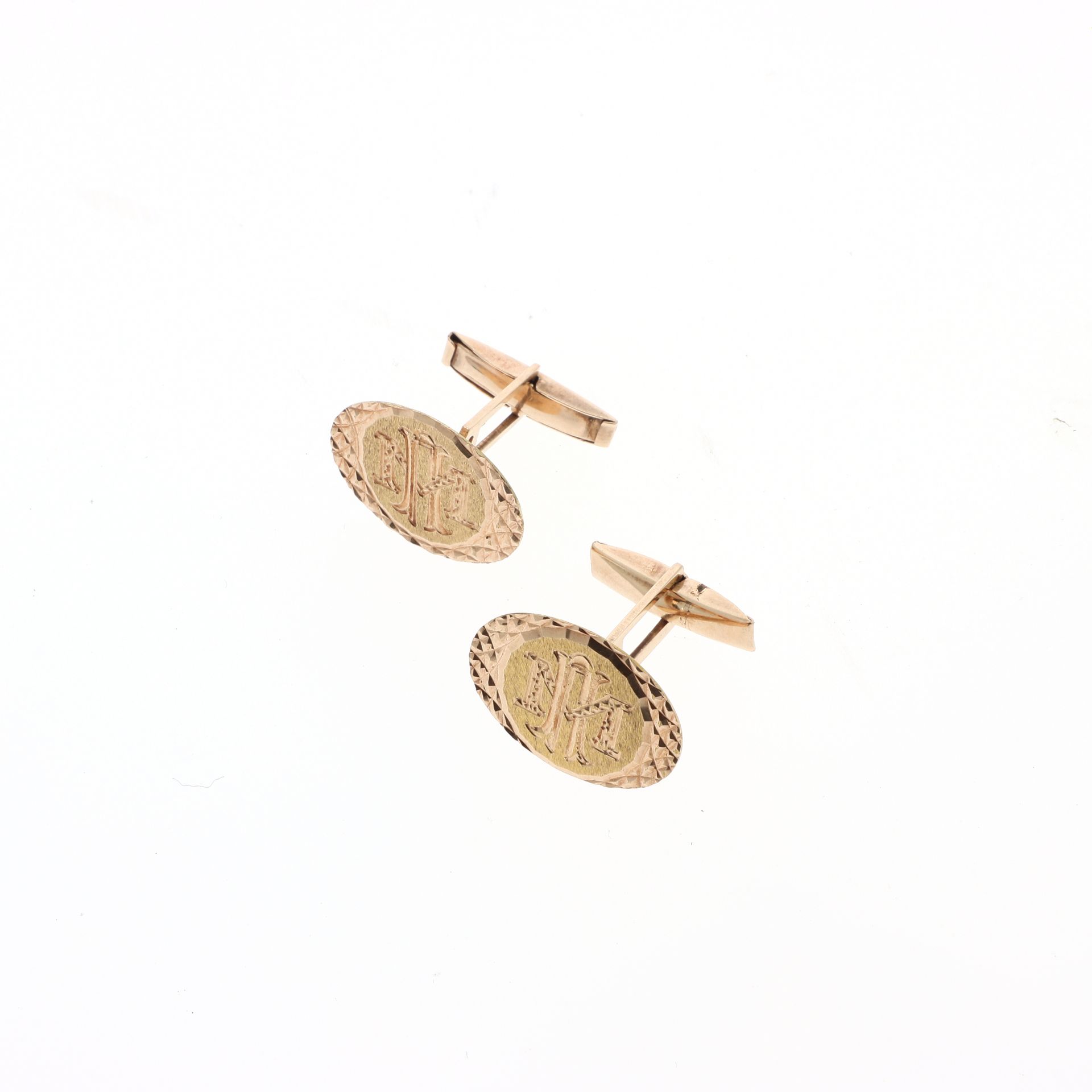 Null PAIRE DE BOUTONS DE MANCHETTES
En métal doré gravé.
A pair of gold plated c&hellip;