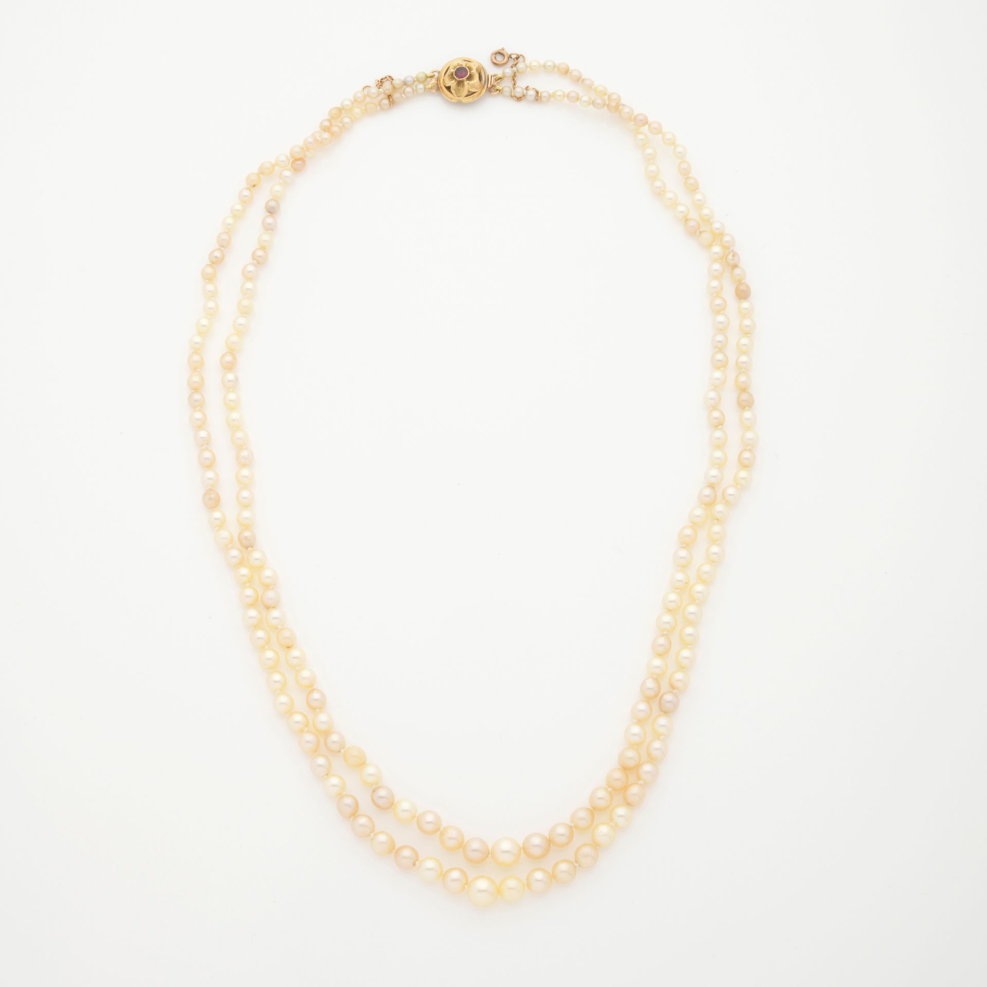 Null COLLANA 
Due file di perle coltivate, chiusura in oro giallo con fiore inca&hellip;