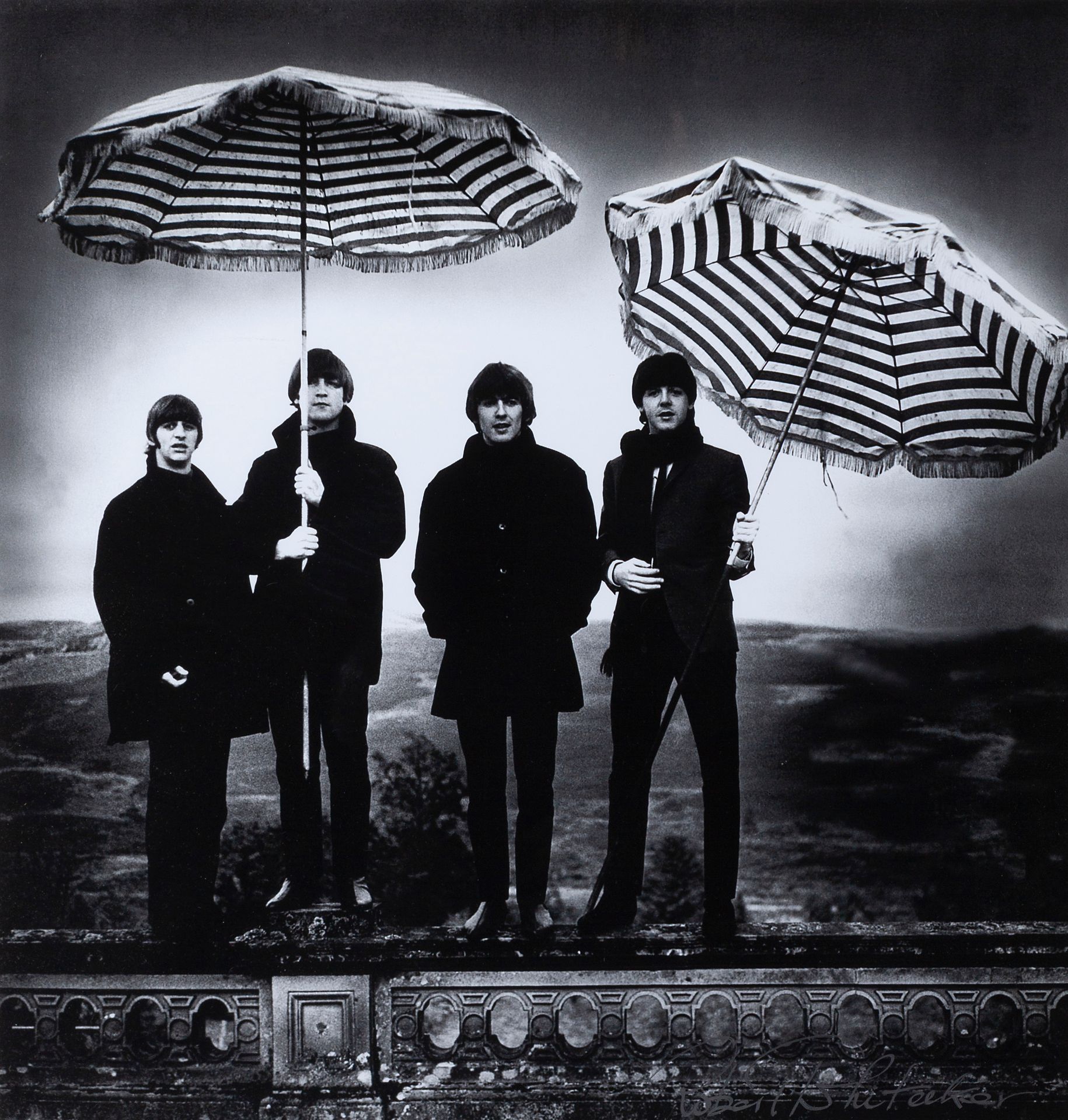 Null ROBERT WHITAKER (Royaume-Uni, 1939-2011)

"Parapluies des Beatles".

Papier&hellip;