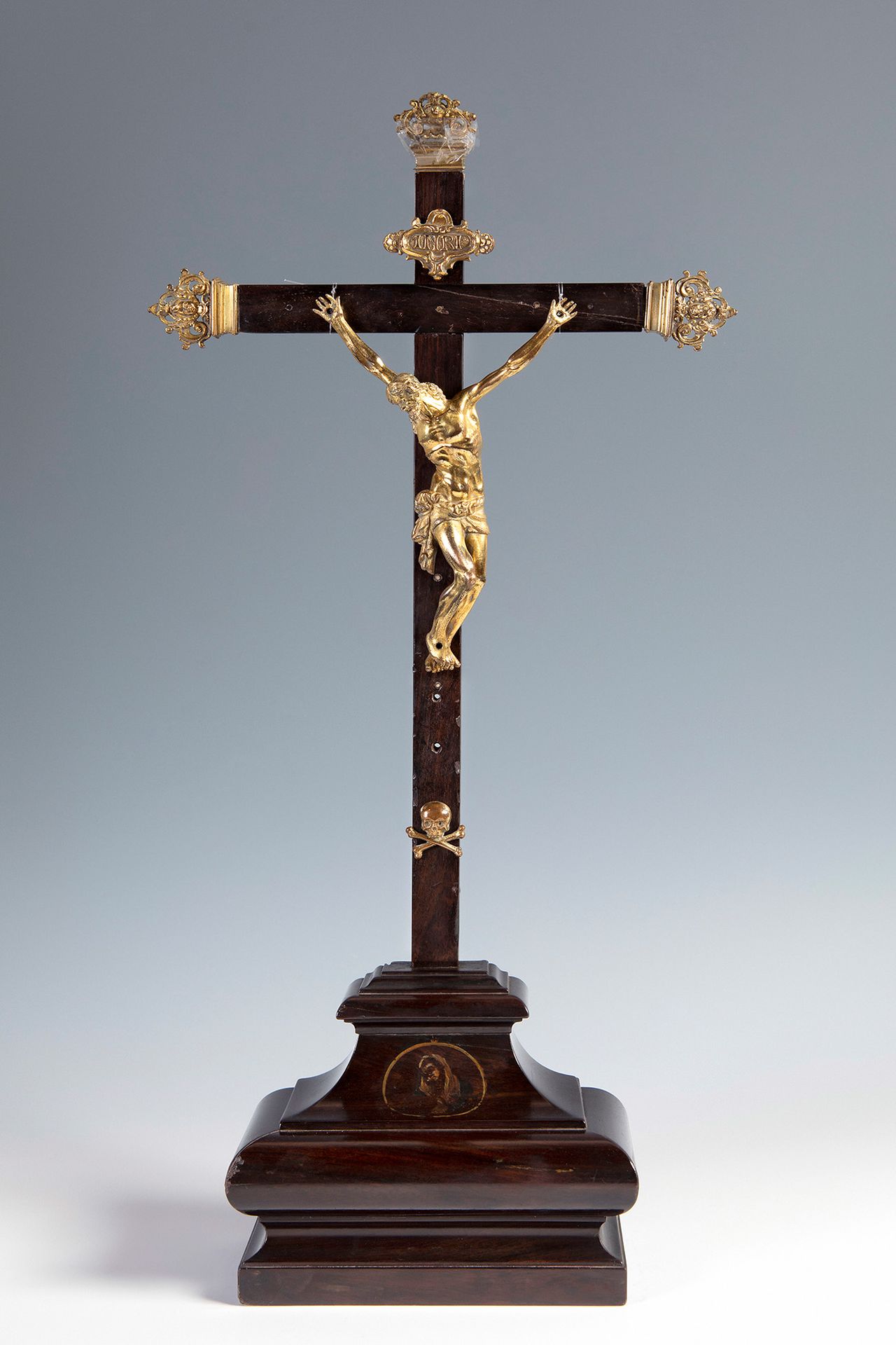Italian school, 18th century. 意大利学校，18世纪。
基督。
镀金铜像。
木制十字架，有青铜应用。
尺寸。60 x 30 x 10&hellip;