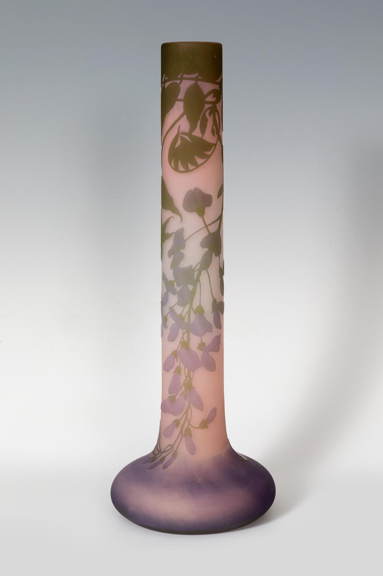 Null GALLÉ花瓶；法国，约1900年。_x000D_

酸蚀浮雕玻璃。_x000D_

有签名。_x000D_

尺寸：42,5 x 16 x 16 c&hellip;