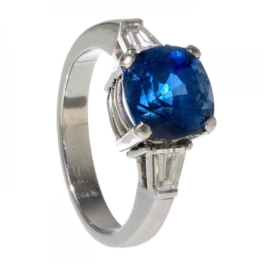 Ring in 18kt white gold with a cushion-cut Sri Lankan natural sapphire weighing &hellip;
