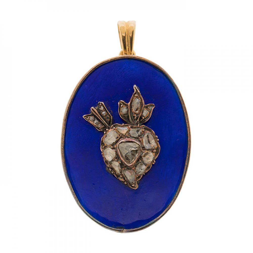 Victorian style 18K yellow gold pendant in blue enamel. 维多利亚风格的蓝色珐琅18K黄金吊坠。
它的特点&hellip;