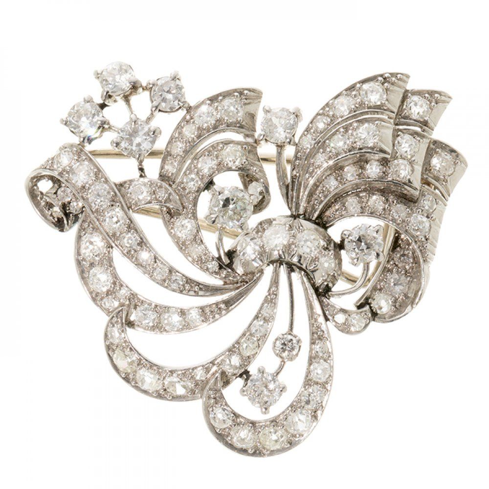 Brooch white gold and diamonds with an estimated weight of 3.70cts.J, with bows &hellip;