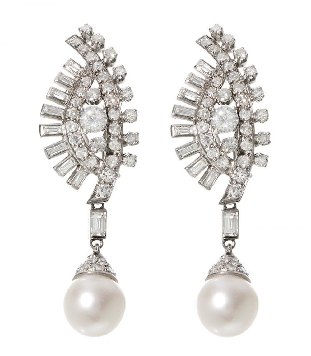 Pair of long earrings with movement in 18kt white gold. Paire de longues boucles&hellip;