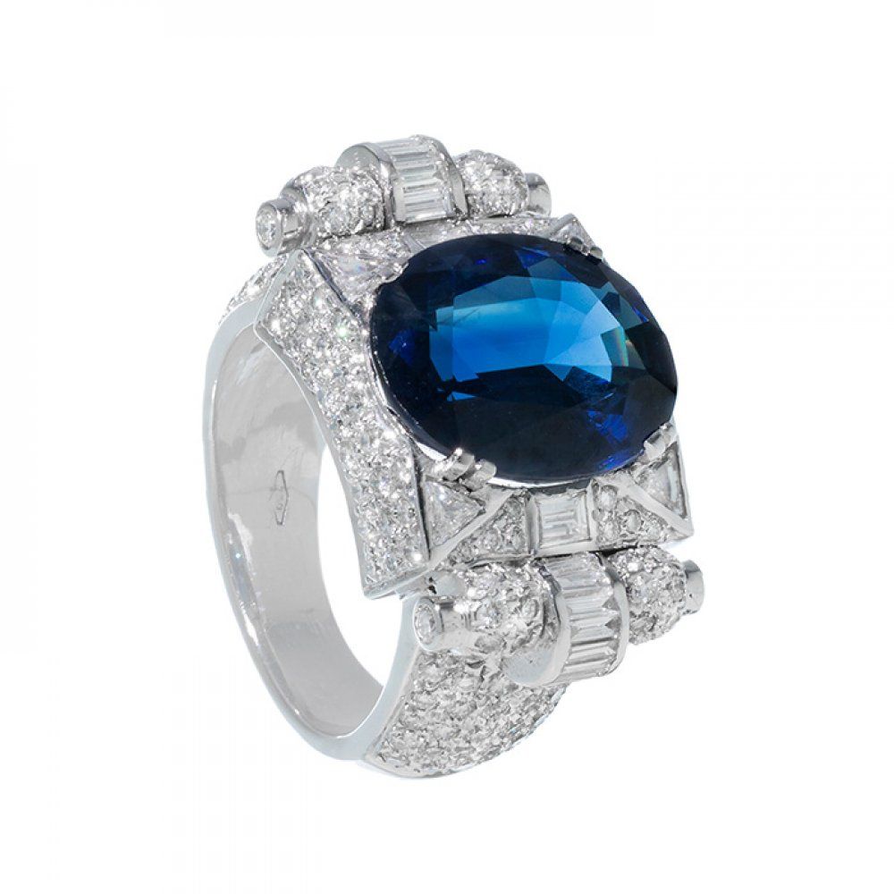 Ring in 18k white gold with a 10.24 ct. Blue Pailin sapphire. Bague en or blanc &hellip;