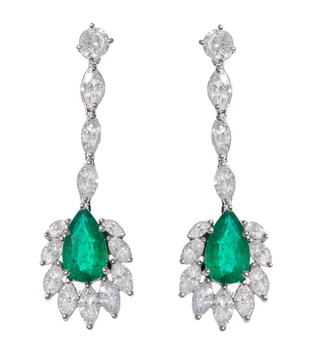 Pair of long earrings with movement in 18kt white gold, with knob-cut emeralds 4&hellip;