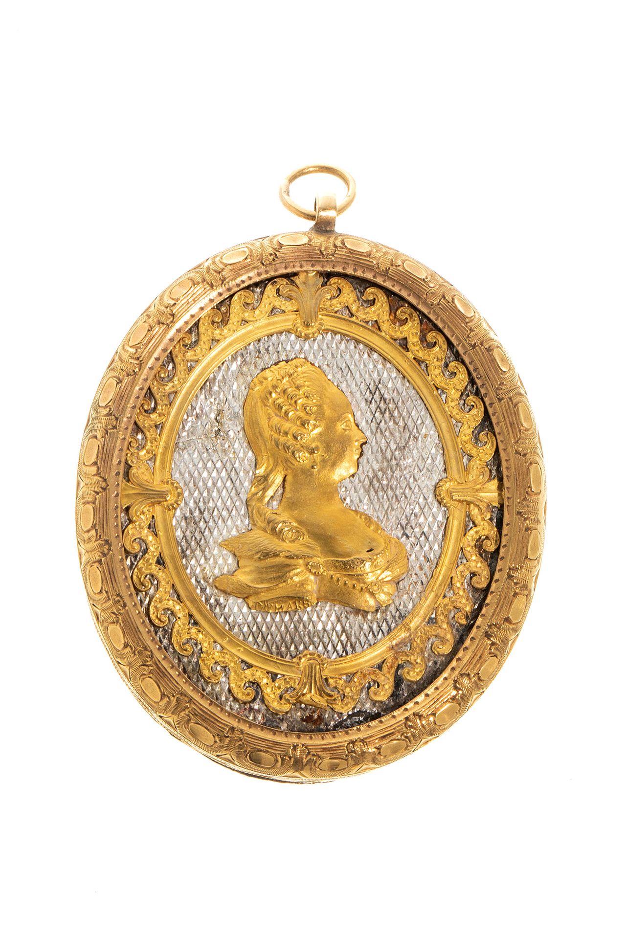 18kt gold cameo medallion pendant. 18K金浮雕奖章吊坠。
浮雕描绘了一个具有十八世纪服装和美学的女性形象。
框架绘制了古典图&hellip;