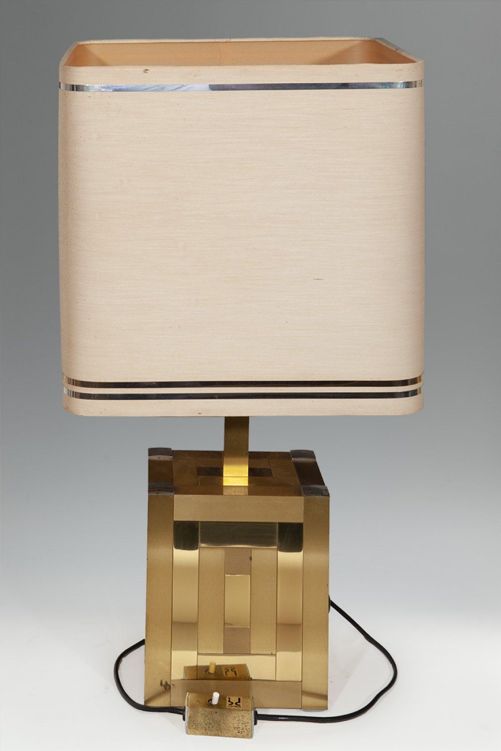 WILLY RIZZO (Naples, 1928-Paris, 2013). 
台灯；意大利，约1970年。为Luminica设计。
基座为镀铬钢和黄铜，灯罩&hellip;
