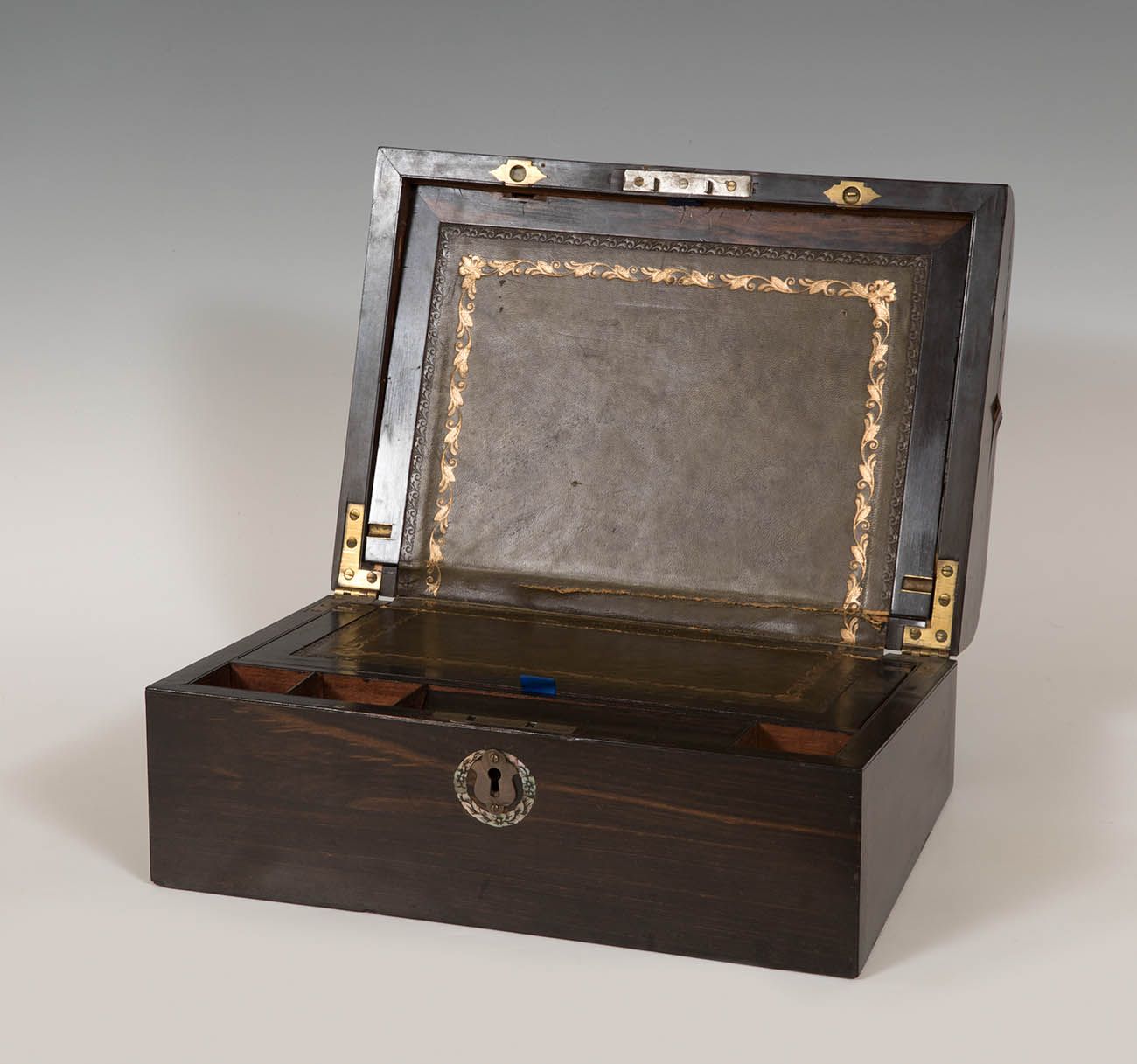 Desk box; second half of the XIX century. Coffret de bureau ; seconde moitié du &hellip;