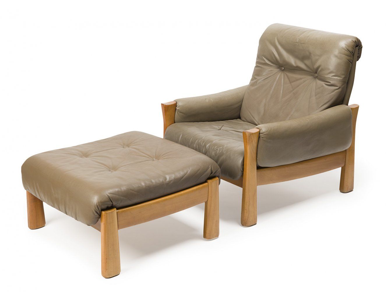 Nordic design armchair and footrest, 1970s. 北欧设计扶手椅和脚凳，70年代。
樱桃木和灰褐色皮革。
尺寸。85 x &hellip;