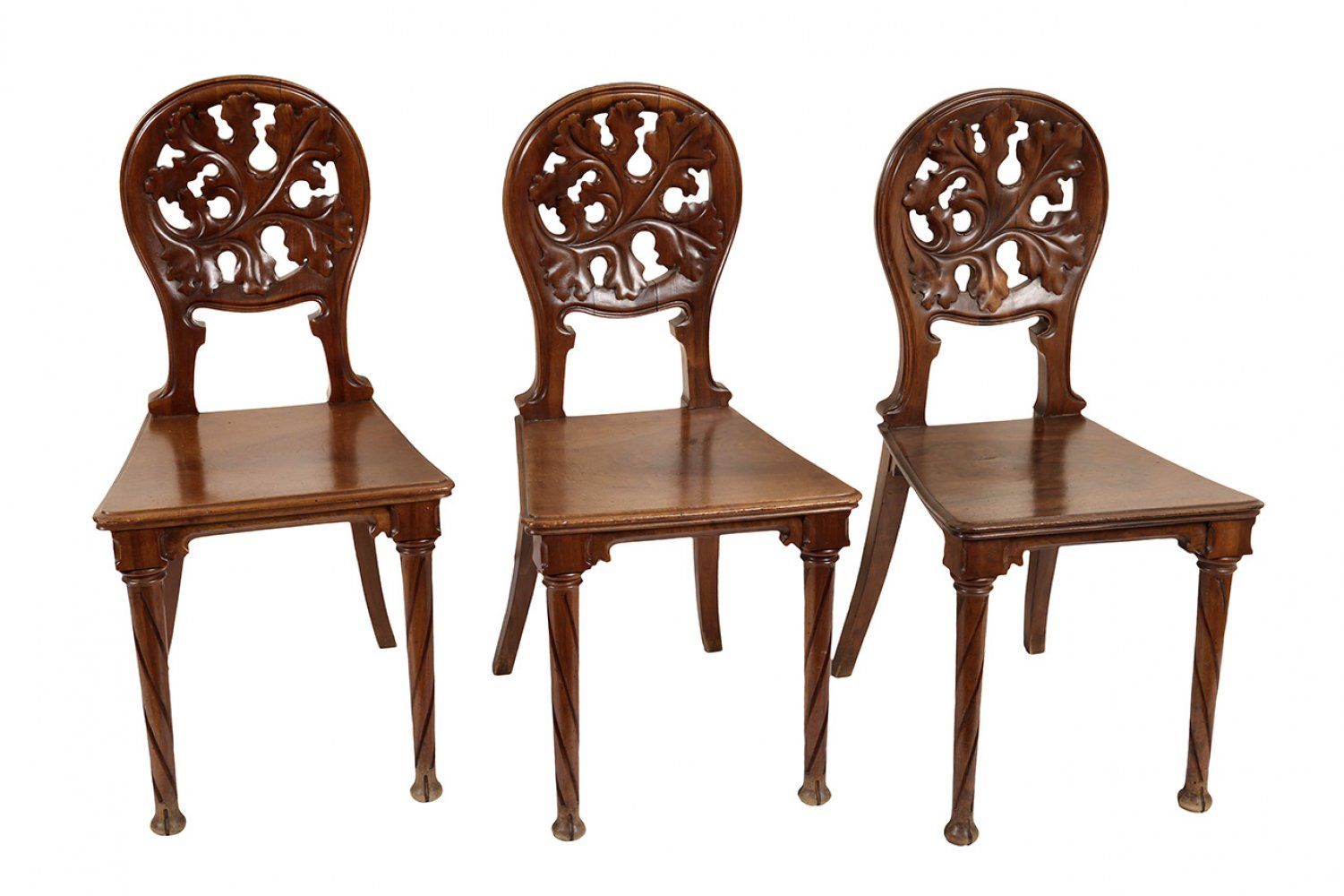 Set of three modernist chairs, circa 1900. 一套三把现代主义椅子，约1900年。
胡桃木。
尺寸。91 x 45 x &hellip;