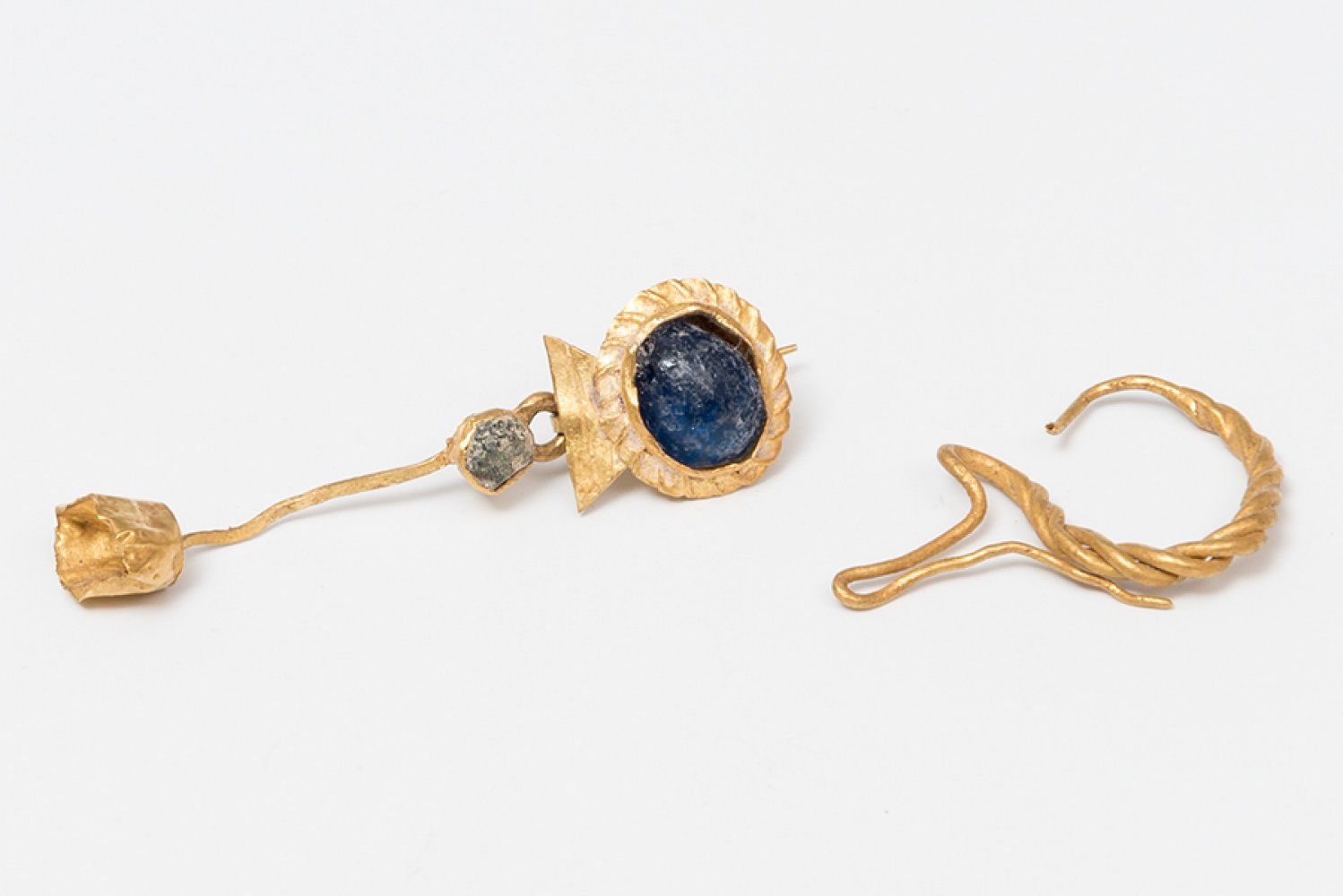 Lot consisting of two Earrings; Ibero-Roman culture. Lot composé de deux boucles&hellip;