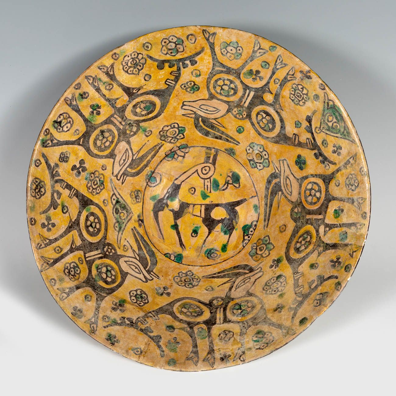 Persian bowl. Nishapur, s.X. 
波斯人的碗。尼沙普尔，公元10世纪。



陶瓷。



尺寸。34 x 34 x 12厘米。


&hellip;