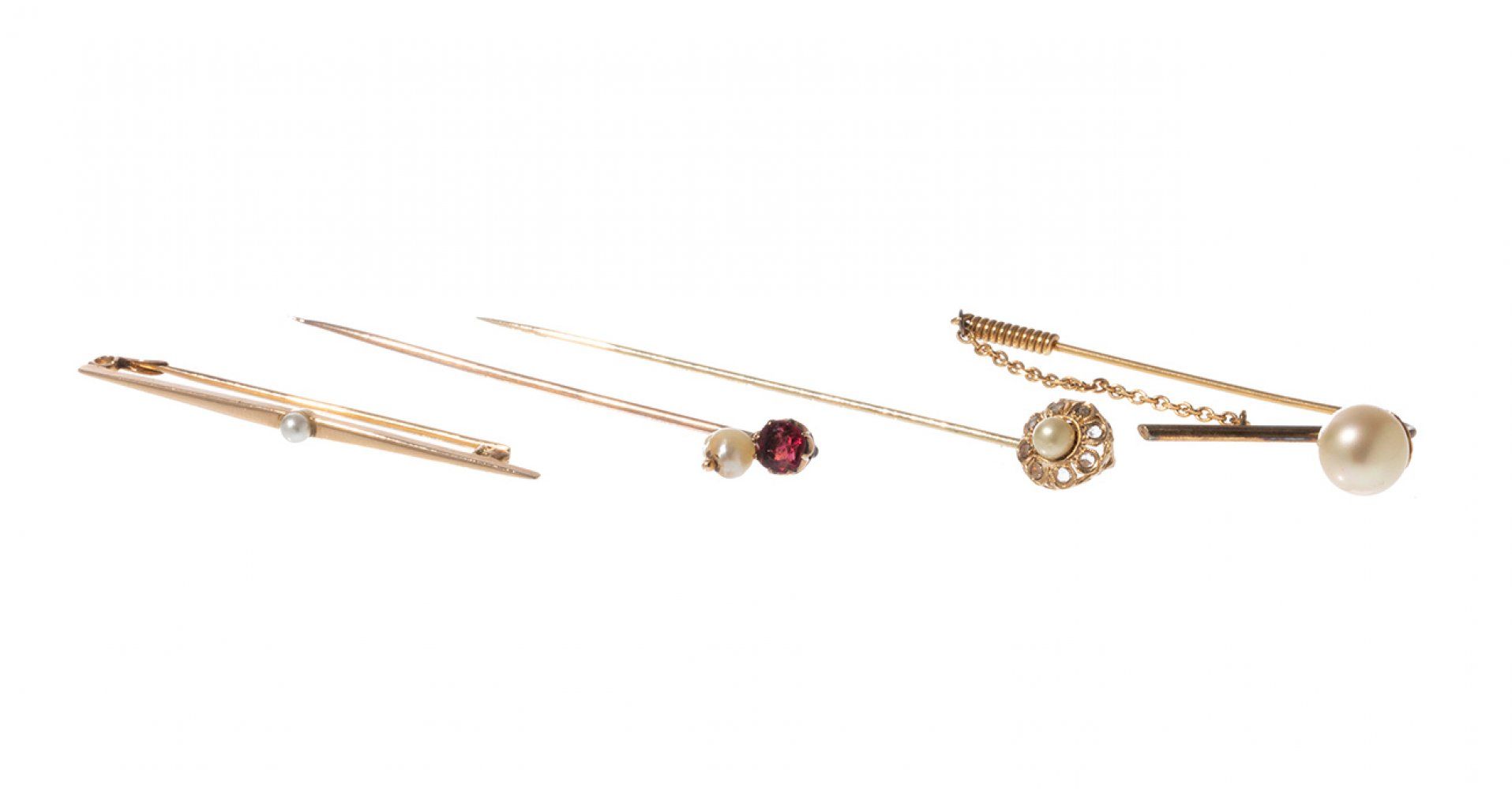Null Set of four 18kt yellow gold tie pins with pearls.
Weight: 7.8 g.