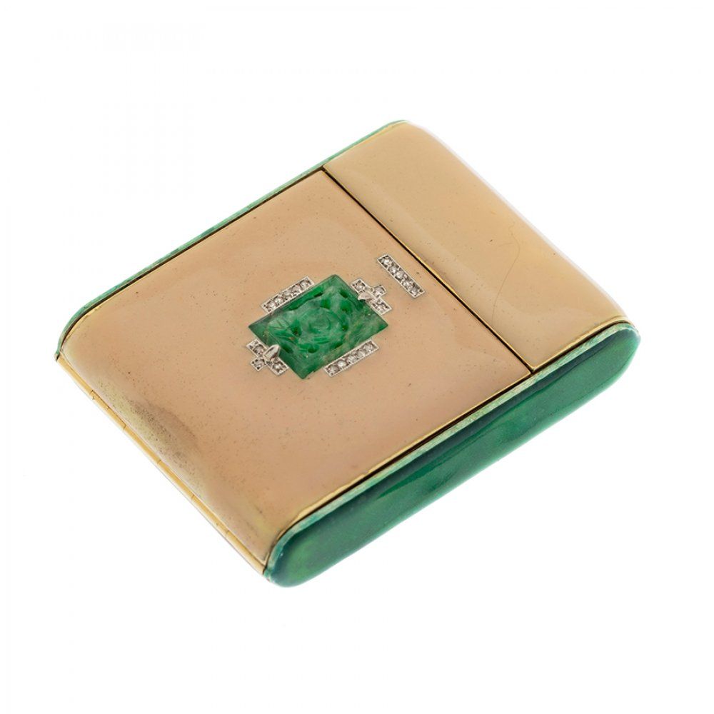Null udall & ballou.
在18K黄金和珐琅中，侧面有米色和绿色的装饰艺术小盒子，加利福尼亚，约1920年。在正面，小的玉石切割与岩石切割钻石。&hellip;