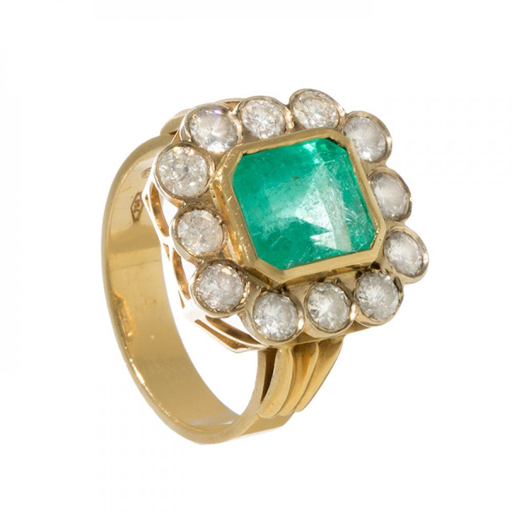 Null Ring aus 18kt Gelbgold mit Smaragd und Diamanten. Rosettenmodell mit einem &hellip;