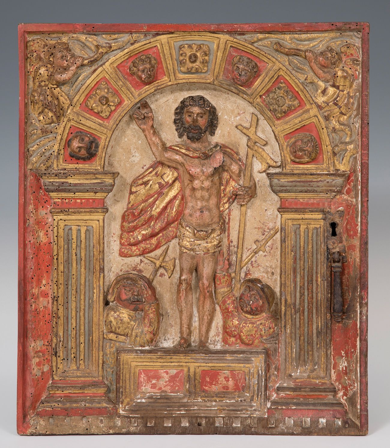 Null 礼拜堂的门。西班牙学校，16世纪。
基督的复活。
雕刻和多色木。
尺寸。42 x 36厘米。
雕刻和多色木制成的祭坛帐幕的门，仍保留了部分金属配件。在&hellip;
