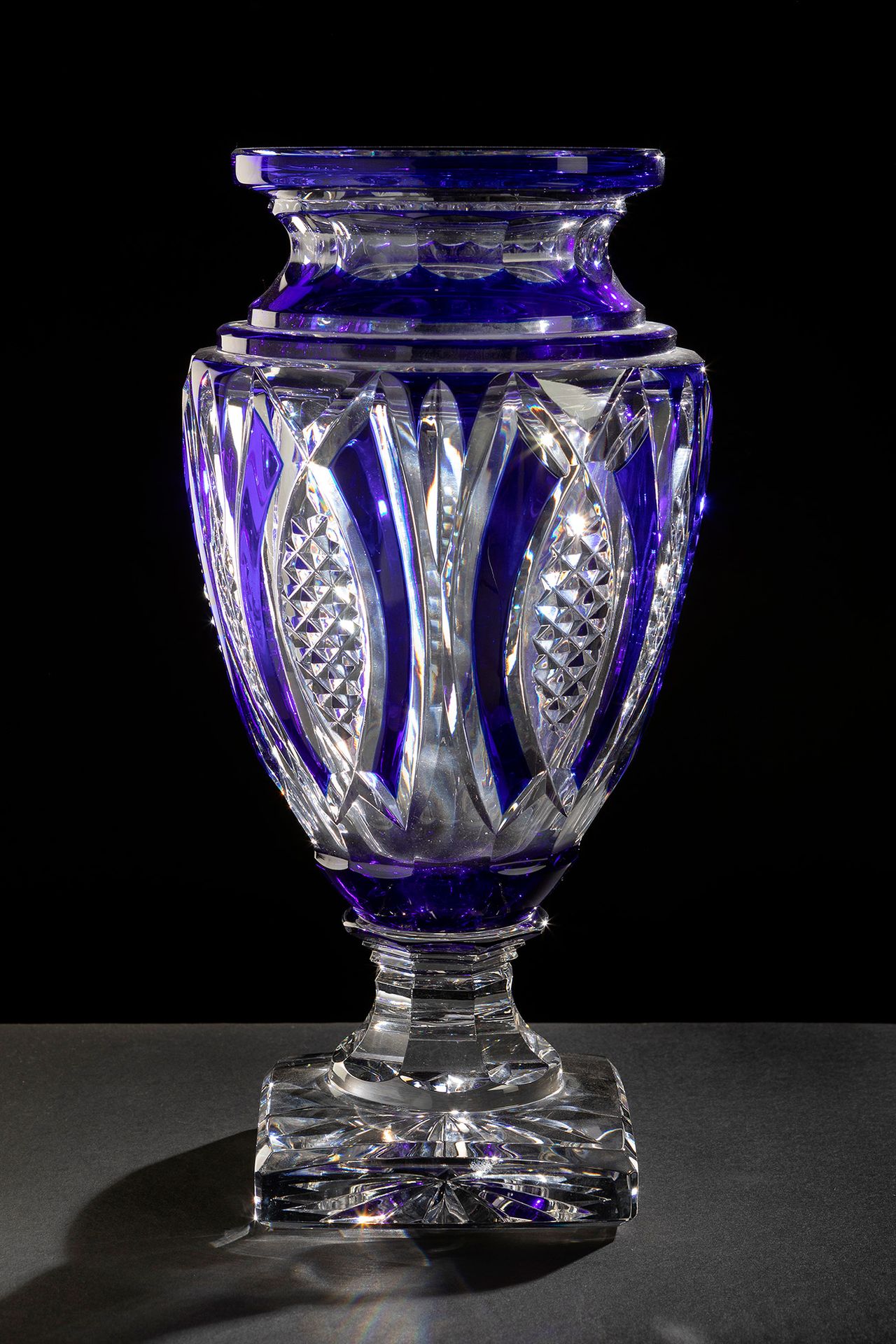 VAL SAINT LAMBERT. Belgique ca. 1930. Vase Art Déco en verre moulé translucide e&hellip;