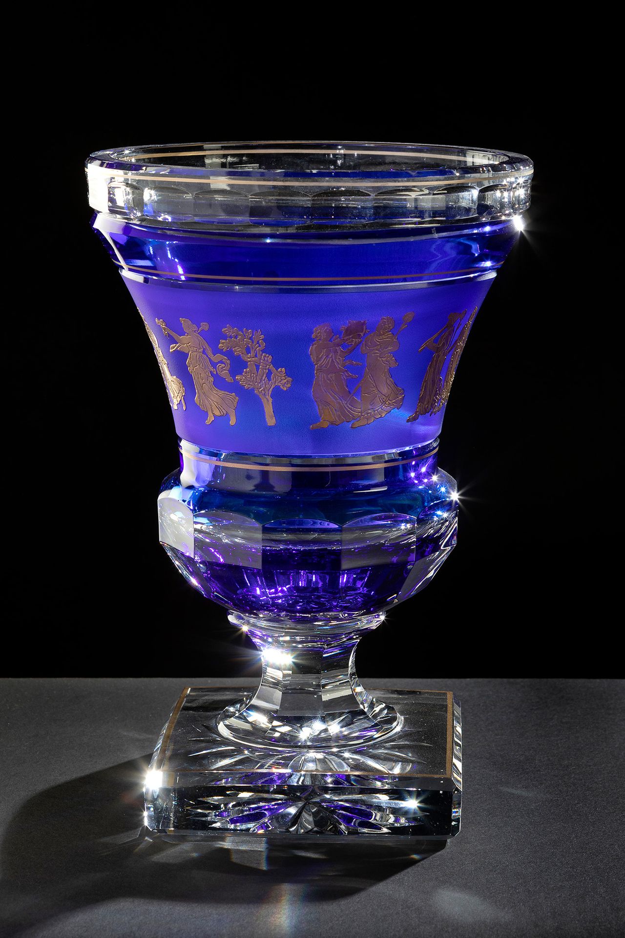 Null Val Saint Lambert.比利时约1950年。
Borodine "Danse De Flore "杯。
模制，雕刻和装饰的玻璃，钴蓝色上有&hellip;
