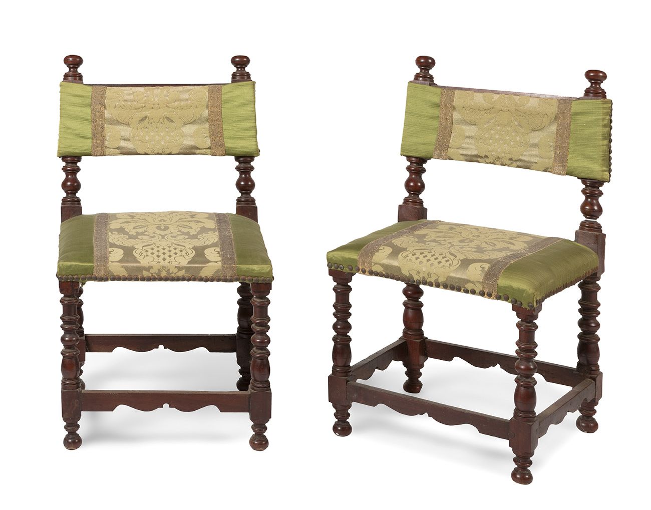 Null 一对卡斯蒂利亚文艺复兴风格的小椅子，18世纪末至19世纪初。
雕刻和翻转的胡桃木。织物软垫。
它显示了磨损和撕裂的痕迹。
测量结果。68 x 39 x&hellip;