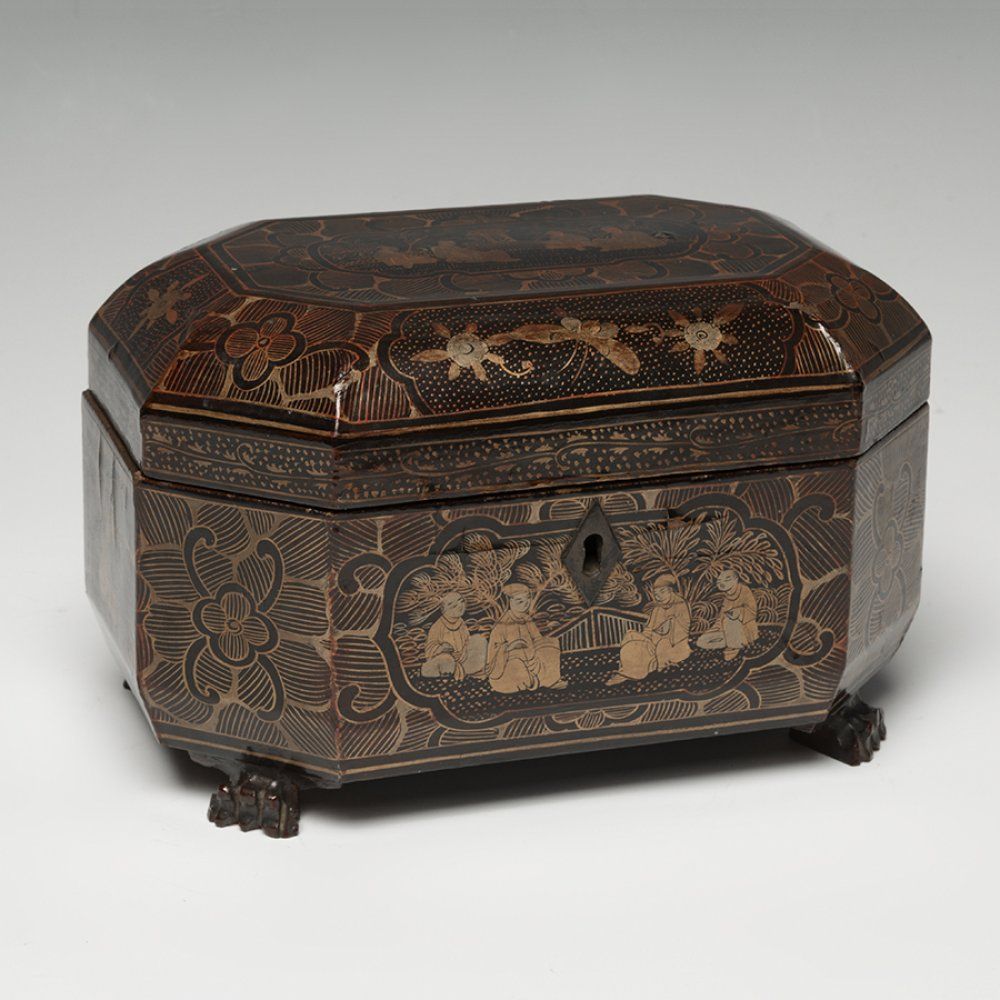 Null 珠宝盒。中国，19世纪。
漆过的木头。
一些漆面的缺陷。钥匙不见了。
尺寸。12.5 x 19.5 x 14厘米。
中国的珠宝盒，具有西方的结构，但是&hellip;