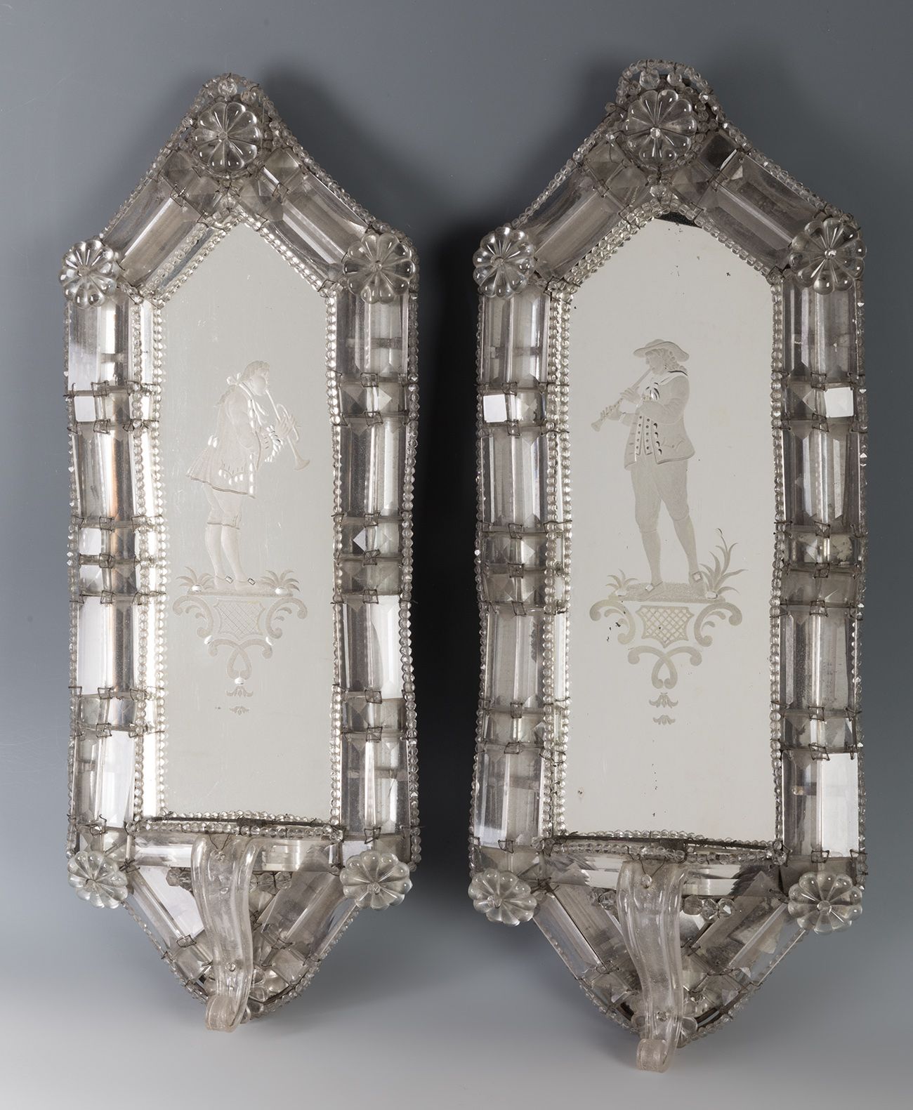 Null Paire de miroirs vénitiens du XVIIIe siècle.
En verre de Murano décoré de r&hellip;