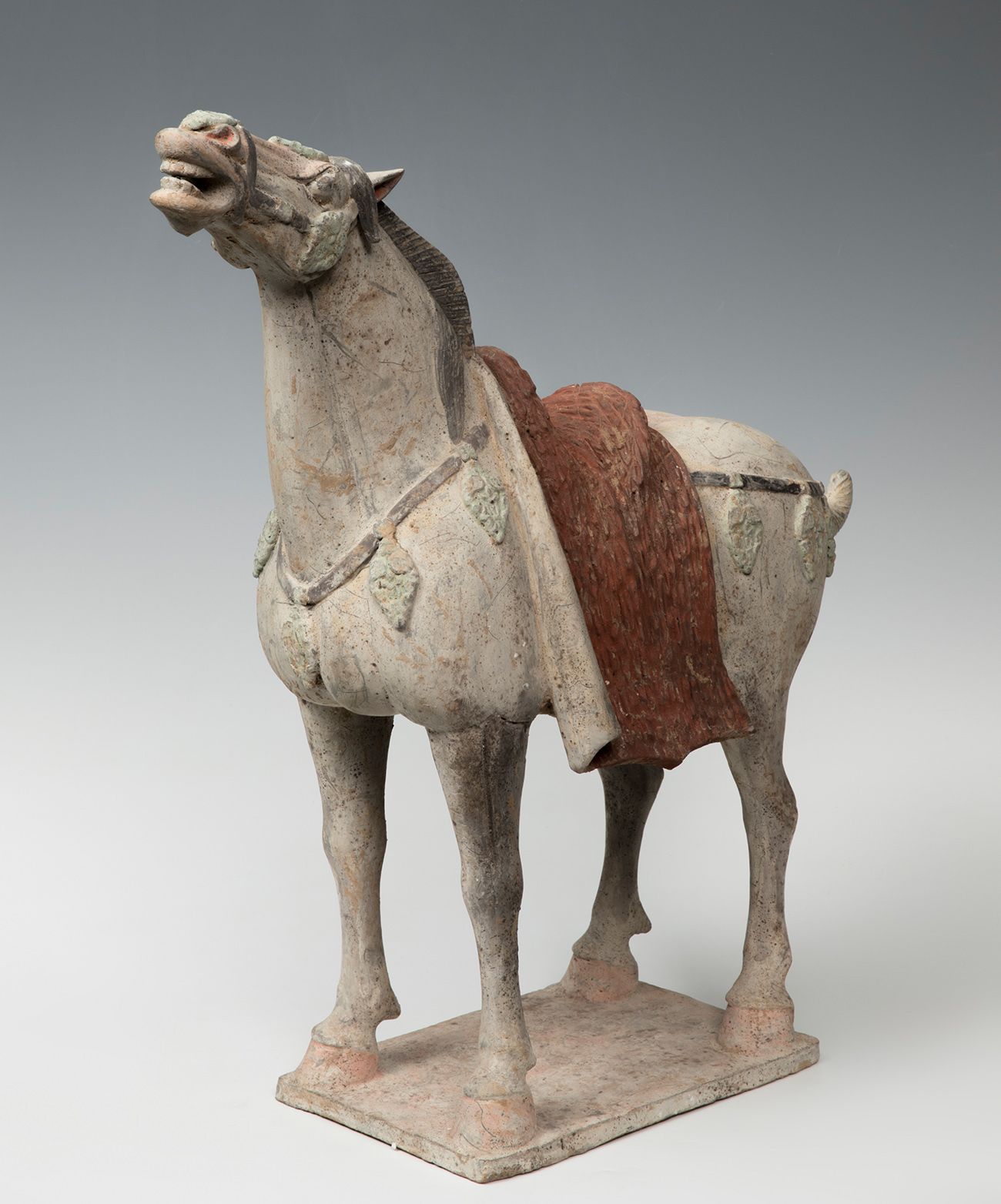 Null Cheval ; Chine, dynastie Tang, 619-906 AD.
Terre cuite polychrome.
Certific&hellip;