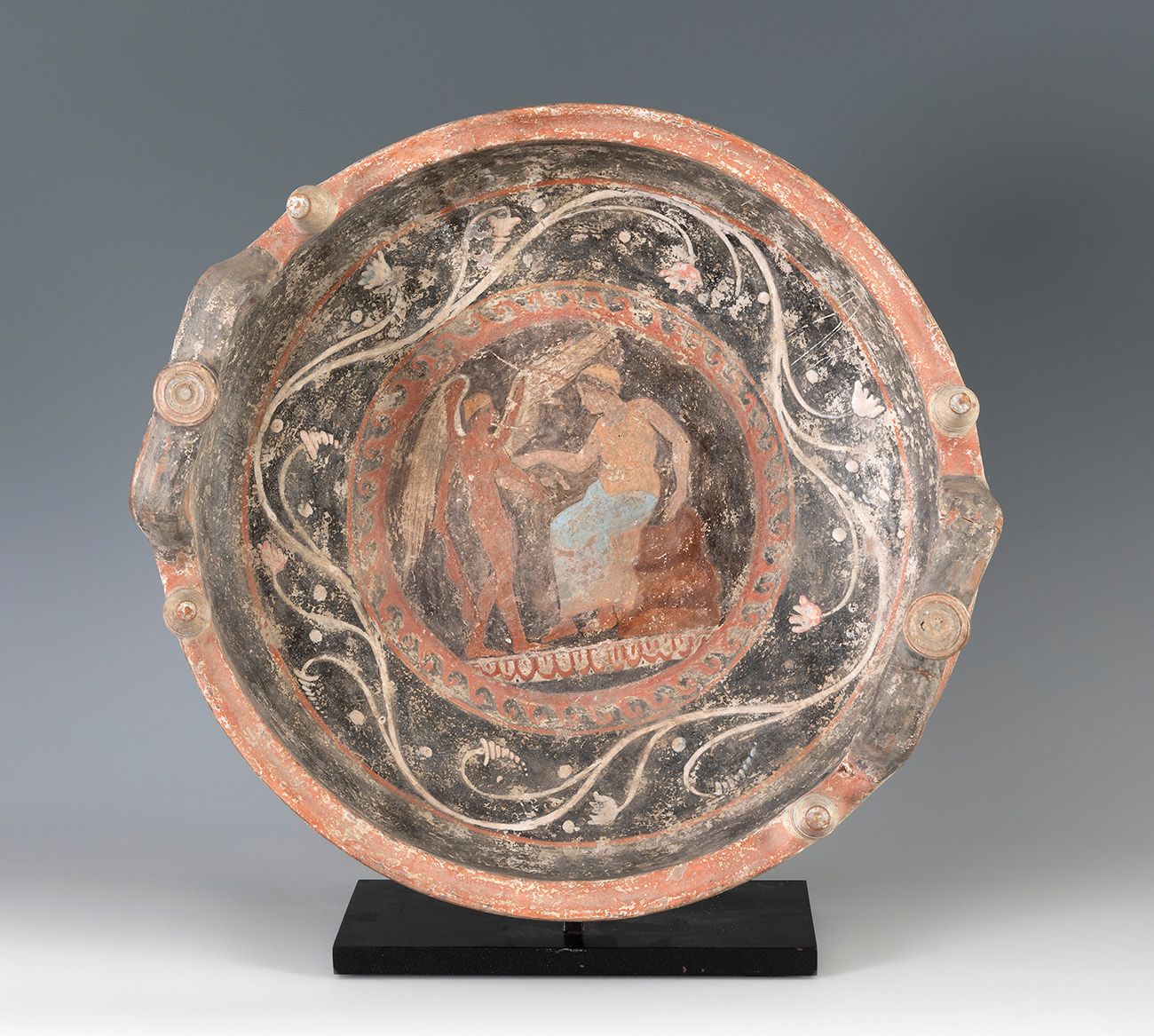 Null Phiale Canosa，Magna Graecia，公元前3世纪。
多色陶器。
附有热释光报告。
测量结果。44.5 x 20厘米。
这是一个Ph&hellip;