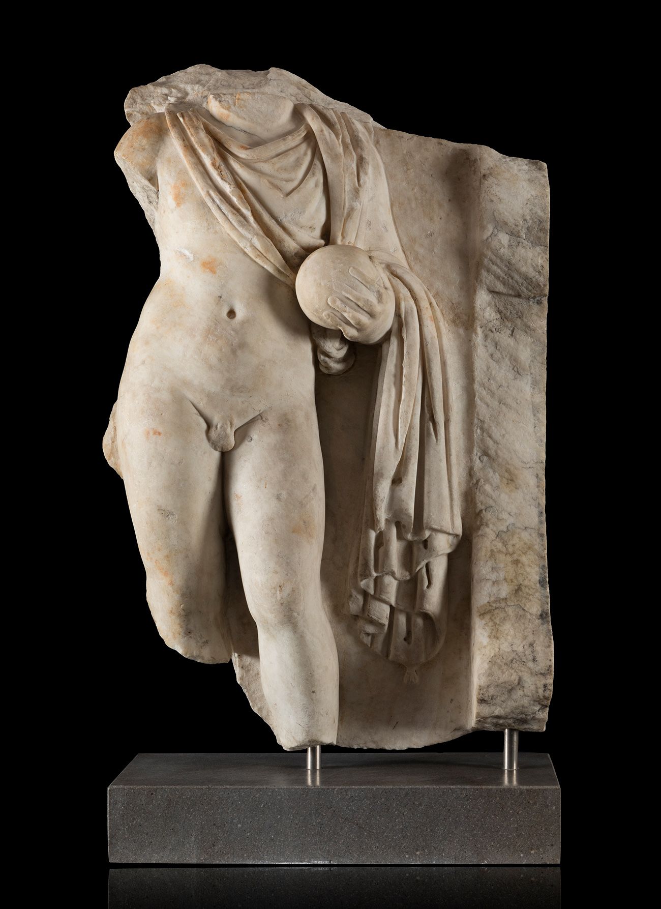 Null 带球状物的王子。帝国罗马，公元1世纪。
大理石。
来自1903年在乌尔索古城（奥苏纳-塞维利亚）的发现。
保存状态非常好。
尺寸。74 x 47 x &hellip;