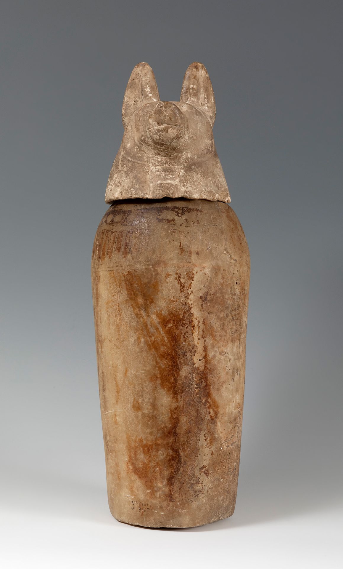 Null Duamutef罐式花瓶；埃及，新王国/Saita时期，公元前1200-664年。
石膏和石灰石。
由于时间的流逝而造成的损坏。
出处：法国私人收藏。&hellip;