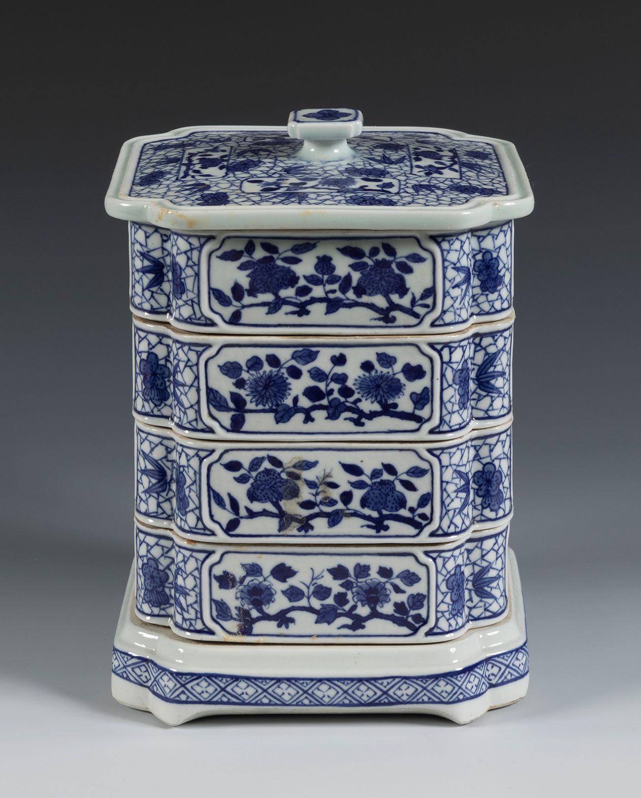 Null Basket. China, Dao Guang period, 1821-1850.
Porcelain
Seal on the base.
In &hellip;