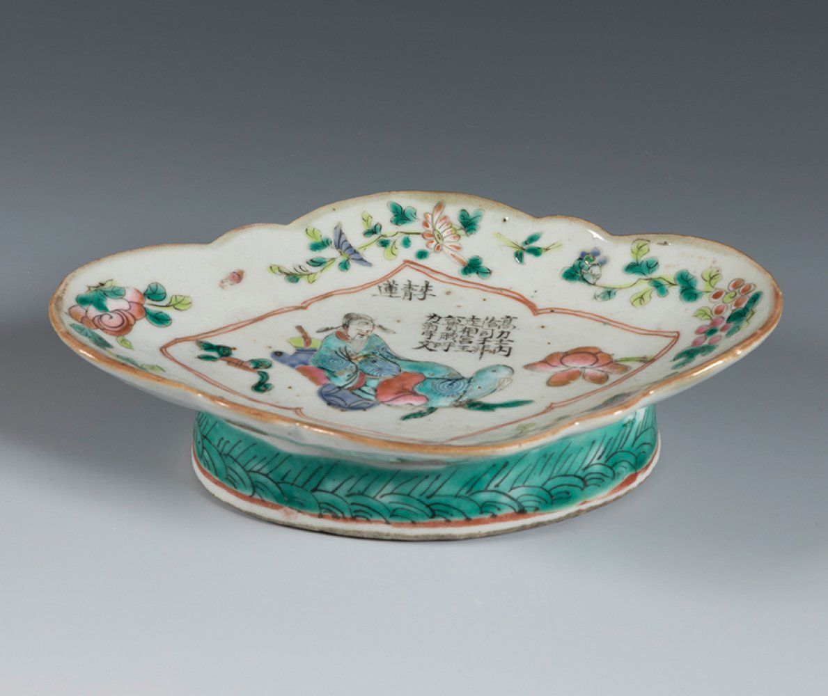 Null Green Family offering bowl. China, mid-19th century.
Enamelled porcelain.
I&hellip;