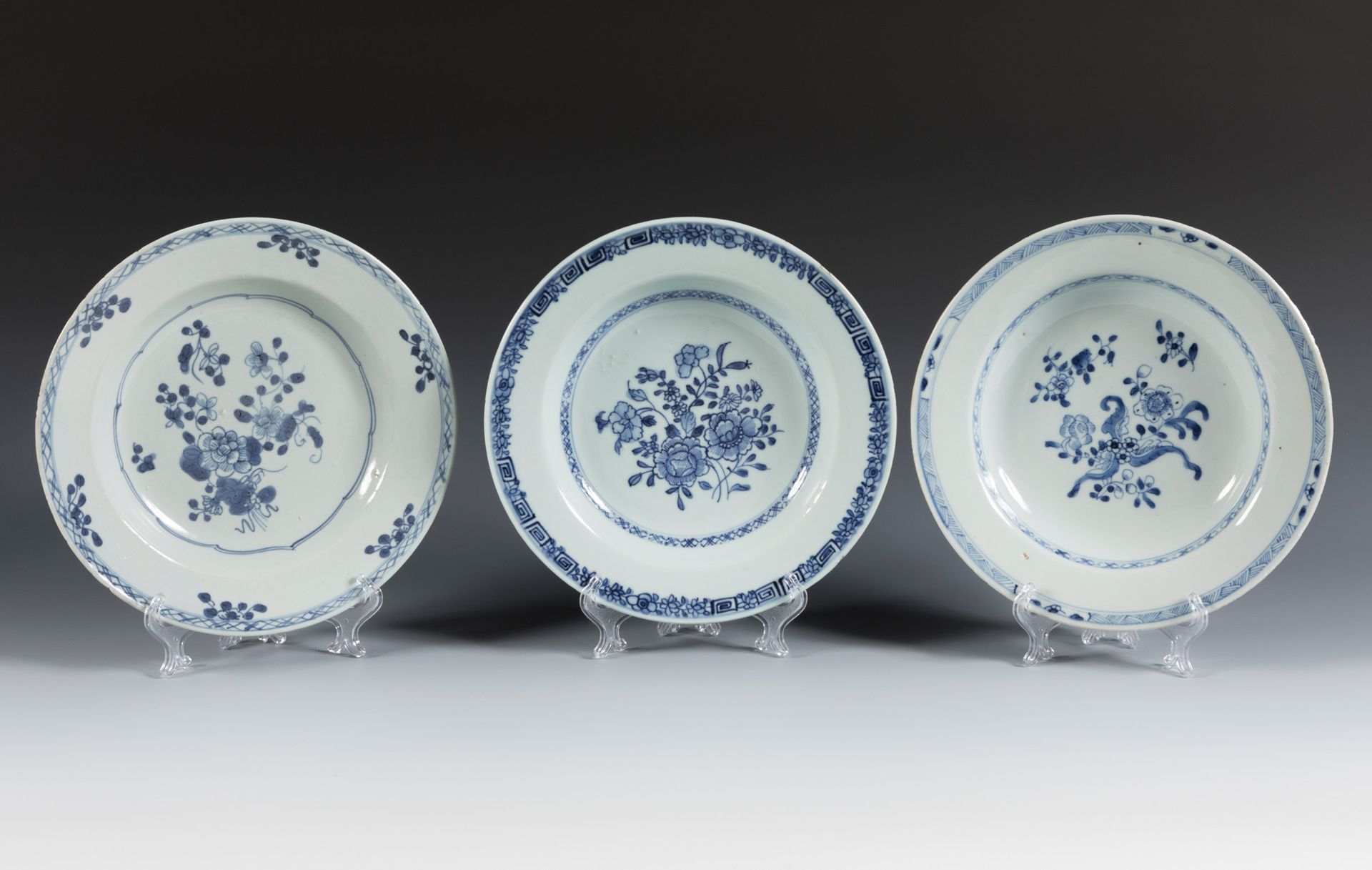 Null Set of three plates, Compañía de las Indias, 18th century.
Enamelled porcel&hellip;