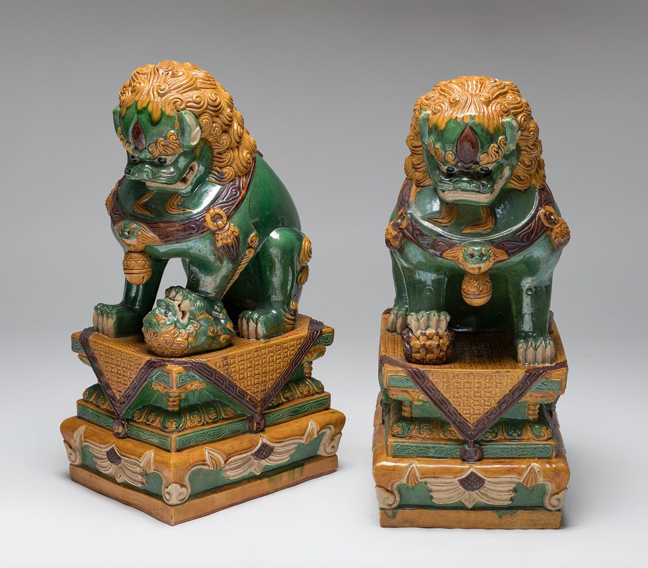 Null Pair of Foo dogs, Qing dynasty. China, late 19th, early 20th century.
Hand-&hellip;
