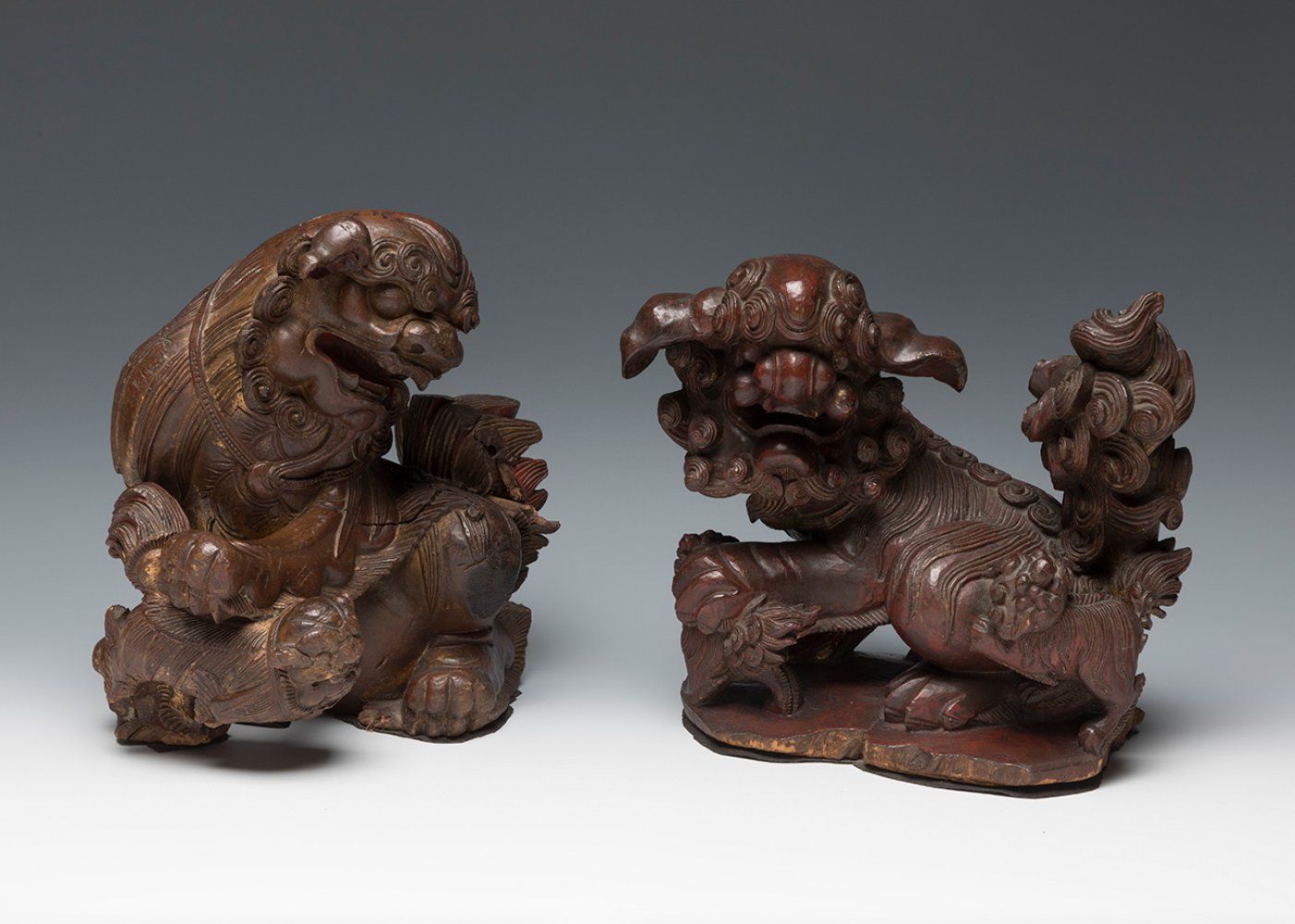 Null Two Foo dogs, Qing dynasty. China, 18th century.
Carved, polychromed and gi&hellip;
