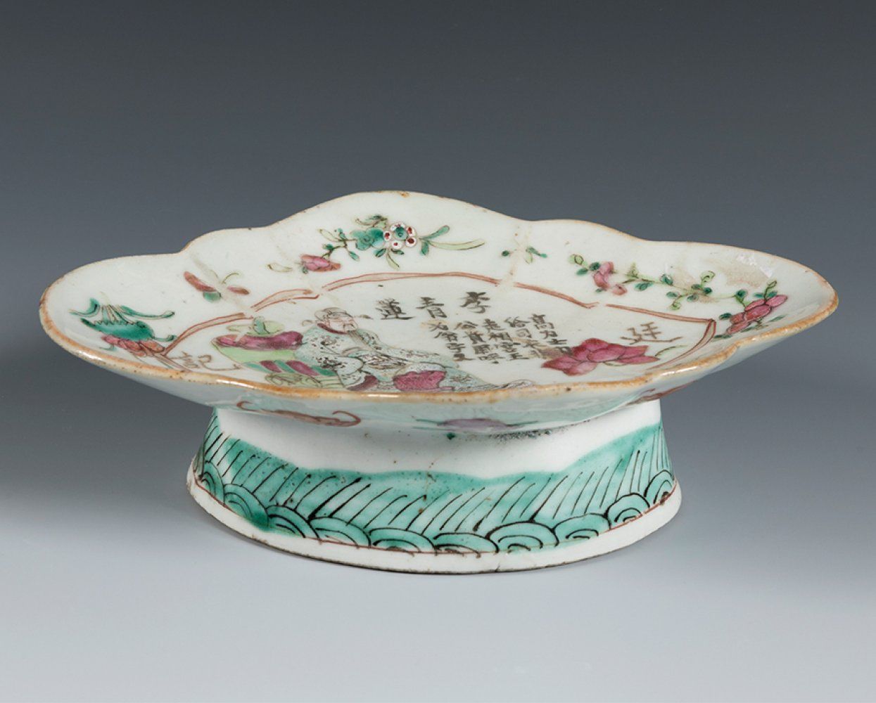 Null Green Family offering bowl. China, mid-19th century.
Enamelled porcelain.
I&hellip;