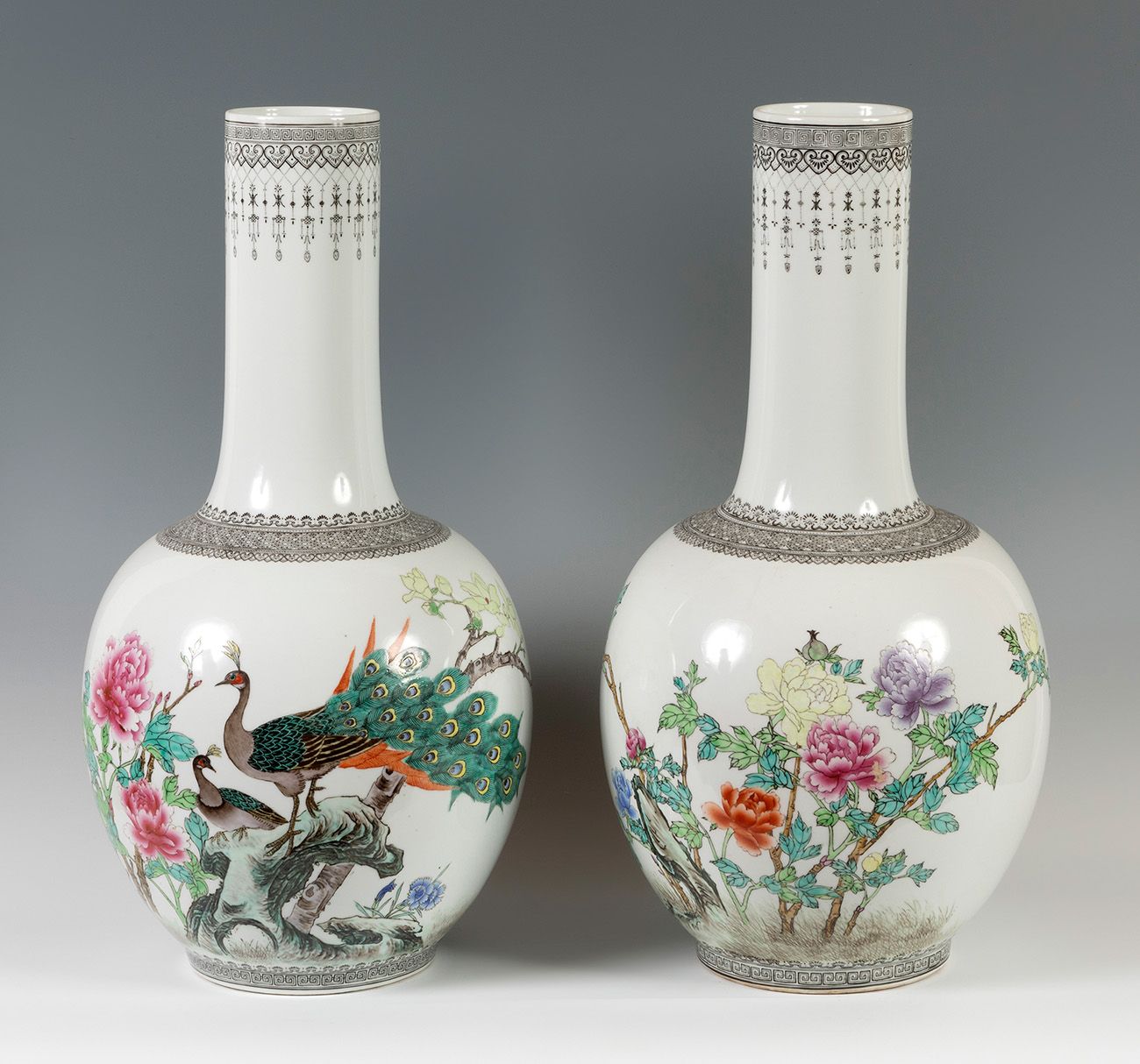 Null Pair of vases. China, 20th century.
Enamelled porcelain.
With seals and ins&hellip;