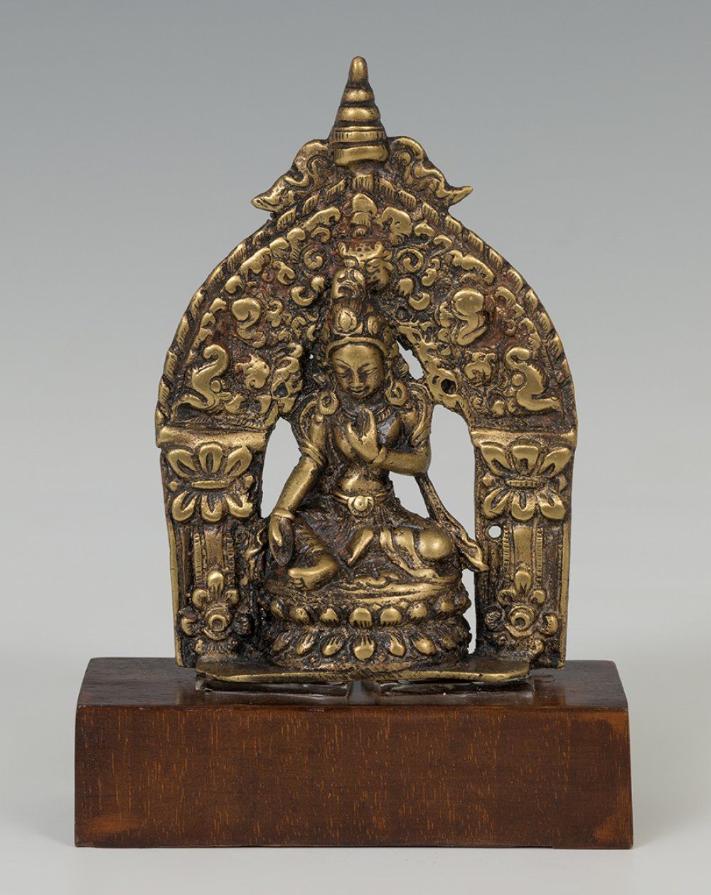 Null Altar with Buddha; China, 18th century.
Embossed bronze.
Attached to a base&hellip;